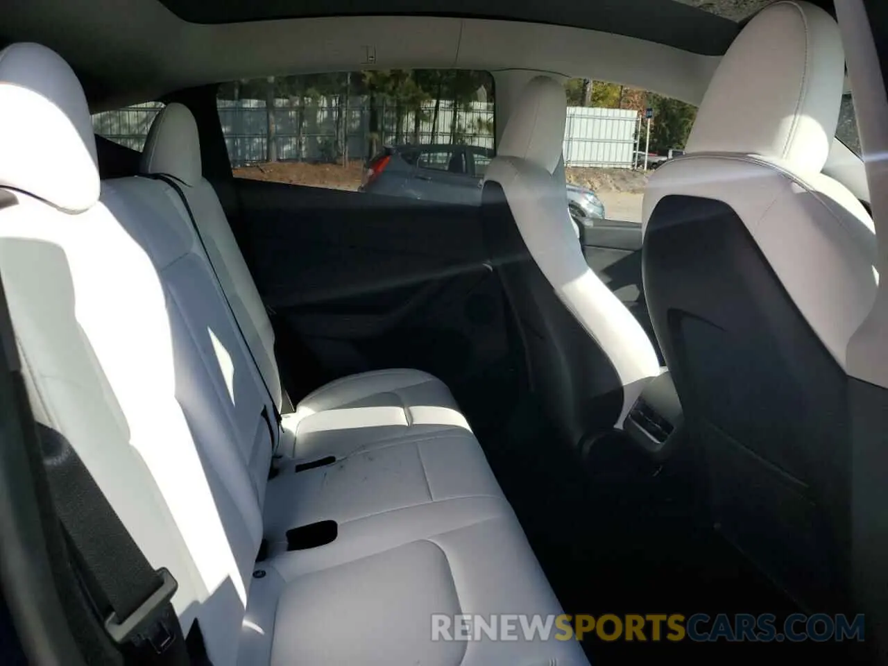 10 Photograph of a damaged car 7SAYGDEE2RA232690 TESLA MODEL Y 2024