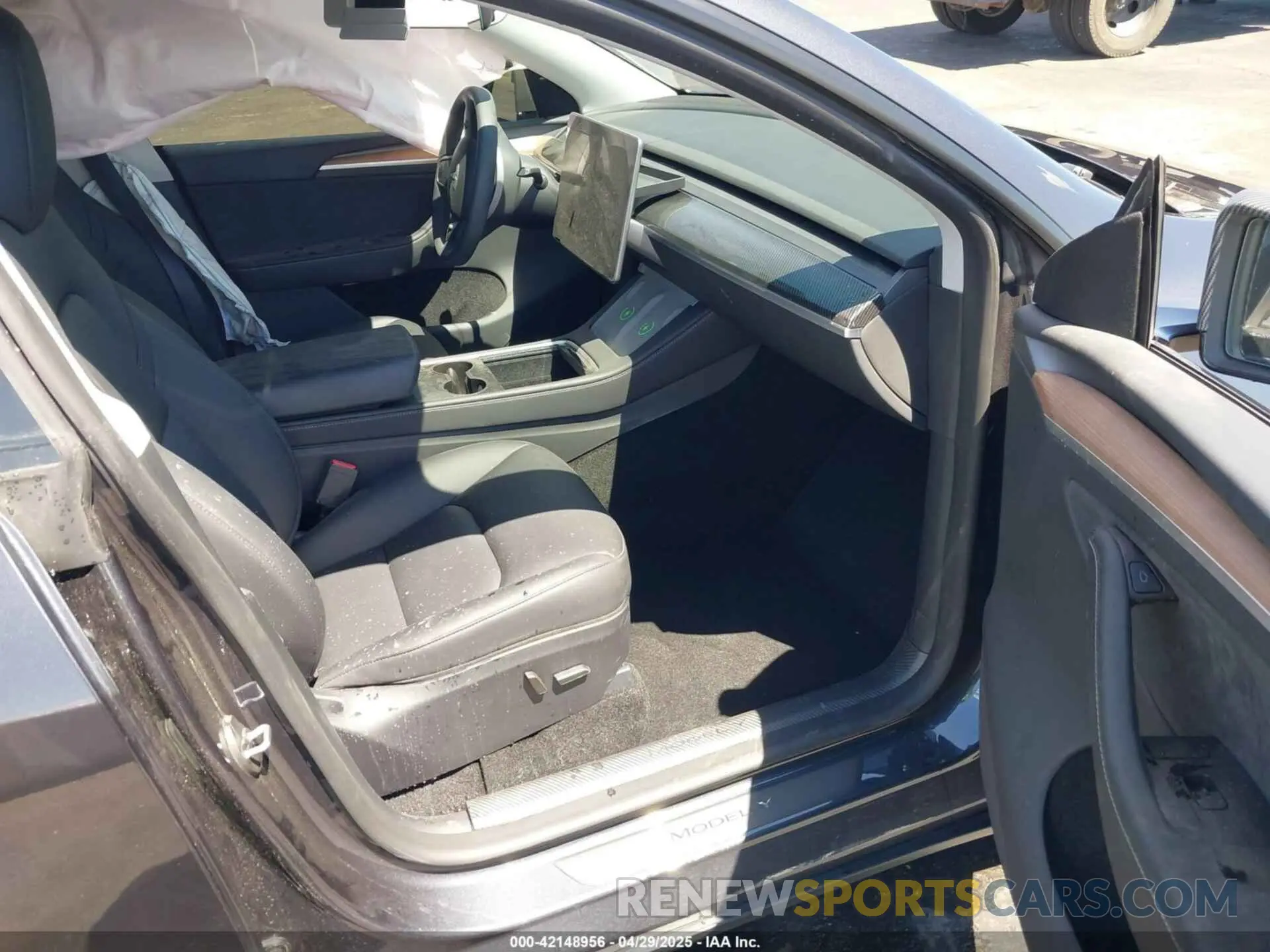 5 Photograph of a damaged car 7SAYGDEE2RA233855 TESLA MODEL Y 2024