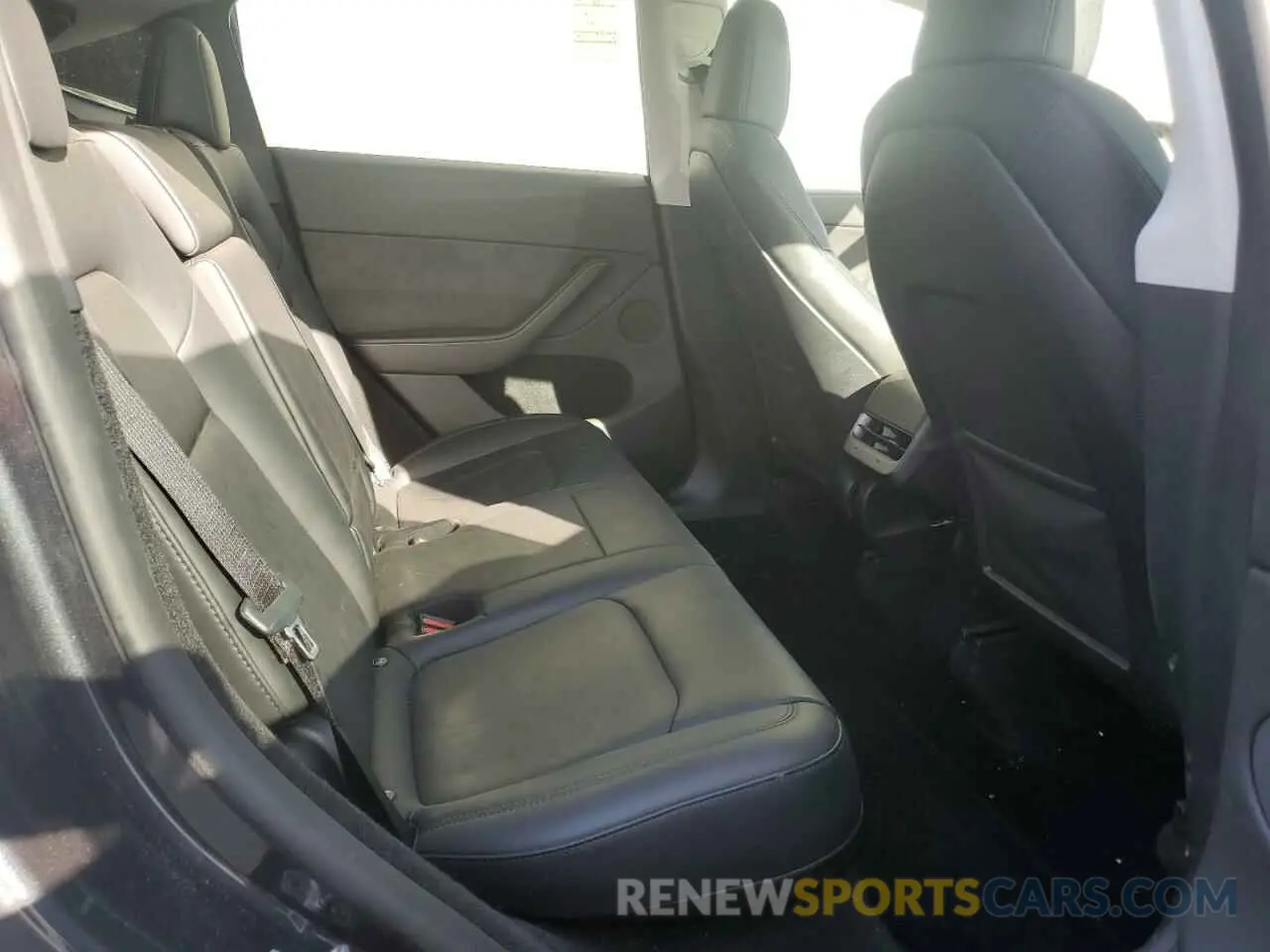 10 Photograph of a damaged car 7SAYGDEE2RA252101 TESLA MODEL Y 2024