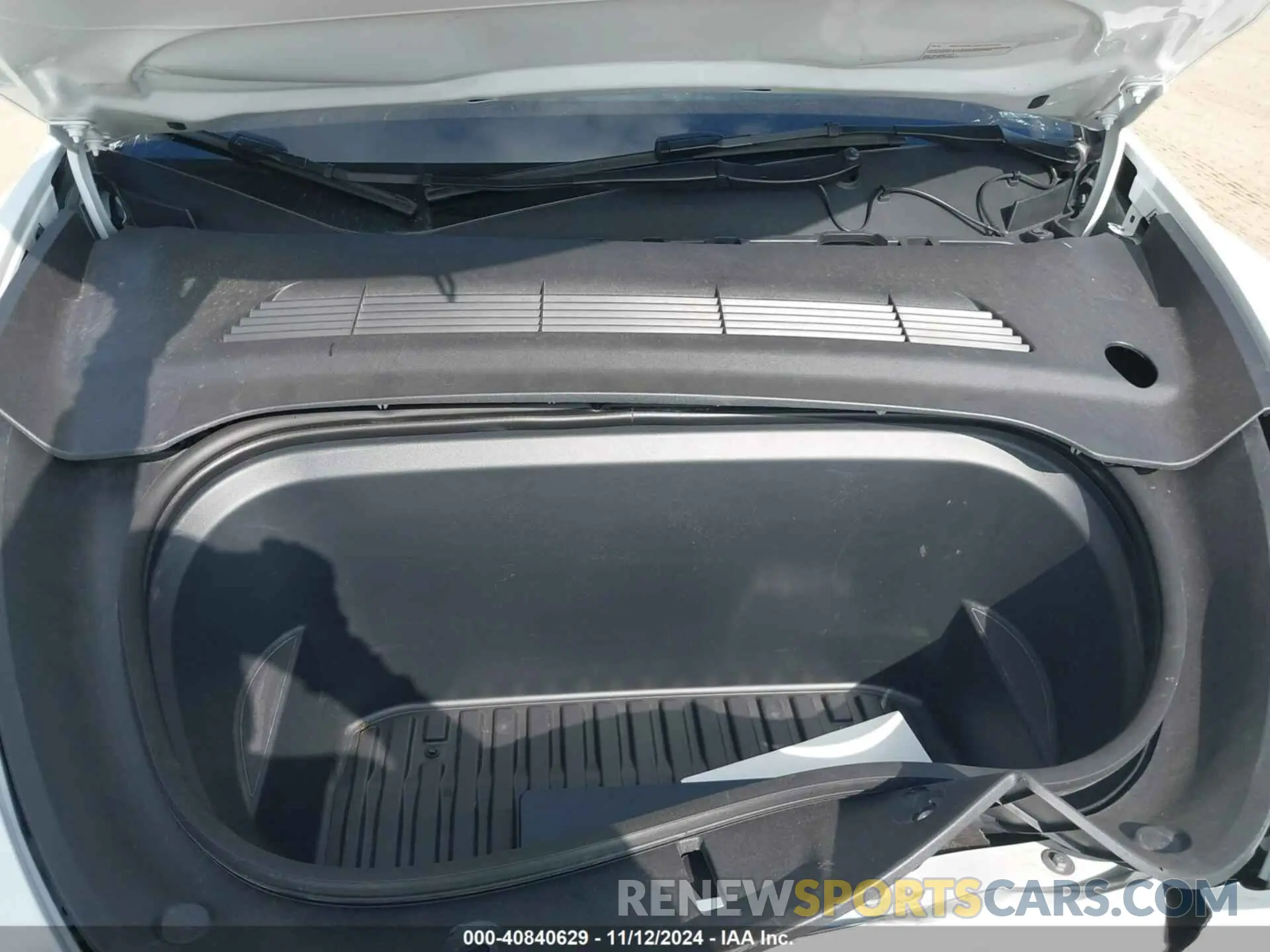 10 Photograph of a damaged car 7SAYGDEE2RA255743 TESLA MODEL Y 2024