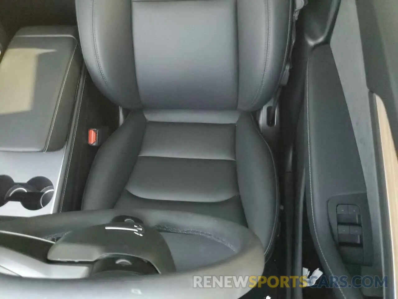 10 Photograph of a damaged car 7SAYGDEE2RA256729 TESLA MODEL Y 2024
