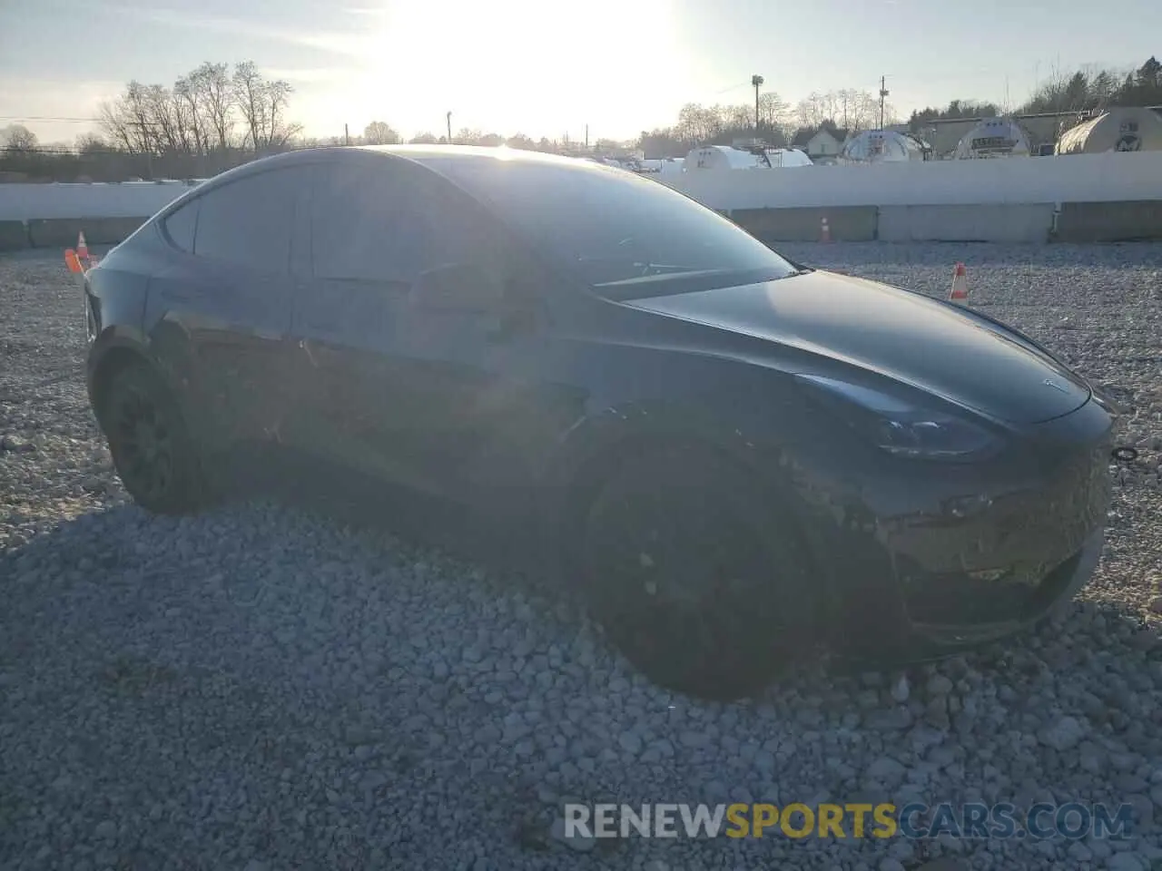 4 Photograph of a damaged car 7SAYGDEE2RA274700 TESLA MODEL Y 2024