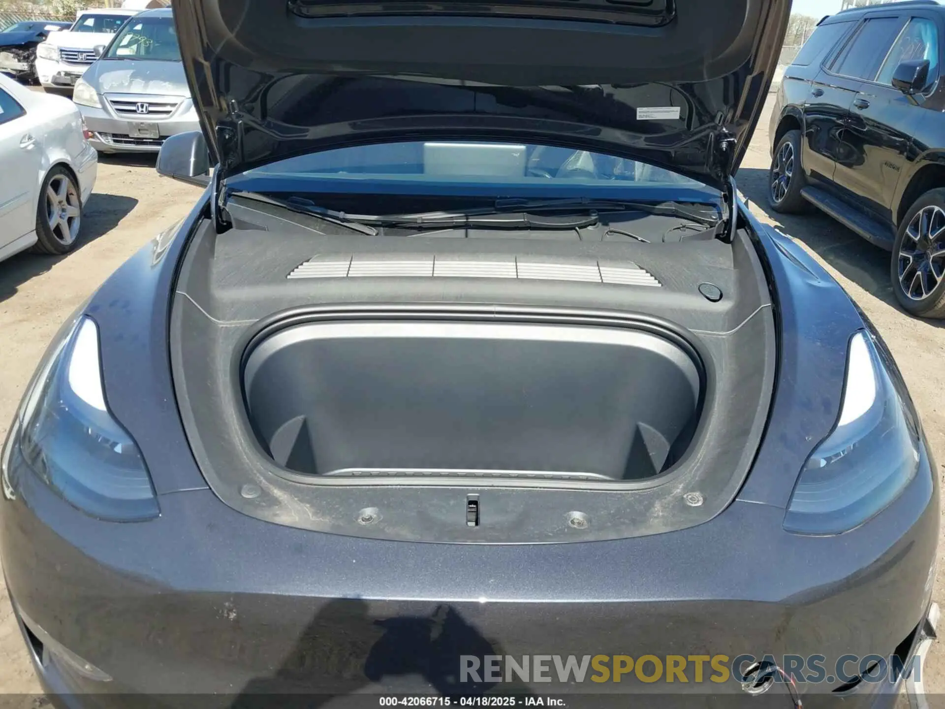 10 Photograph of a damaged car 7SAYGDEE2RA281016 TESLA MODEL Y 2024