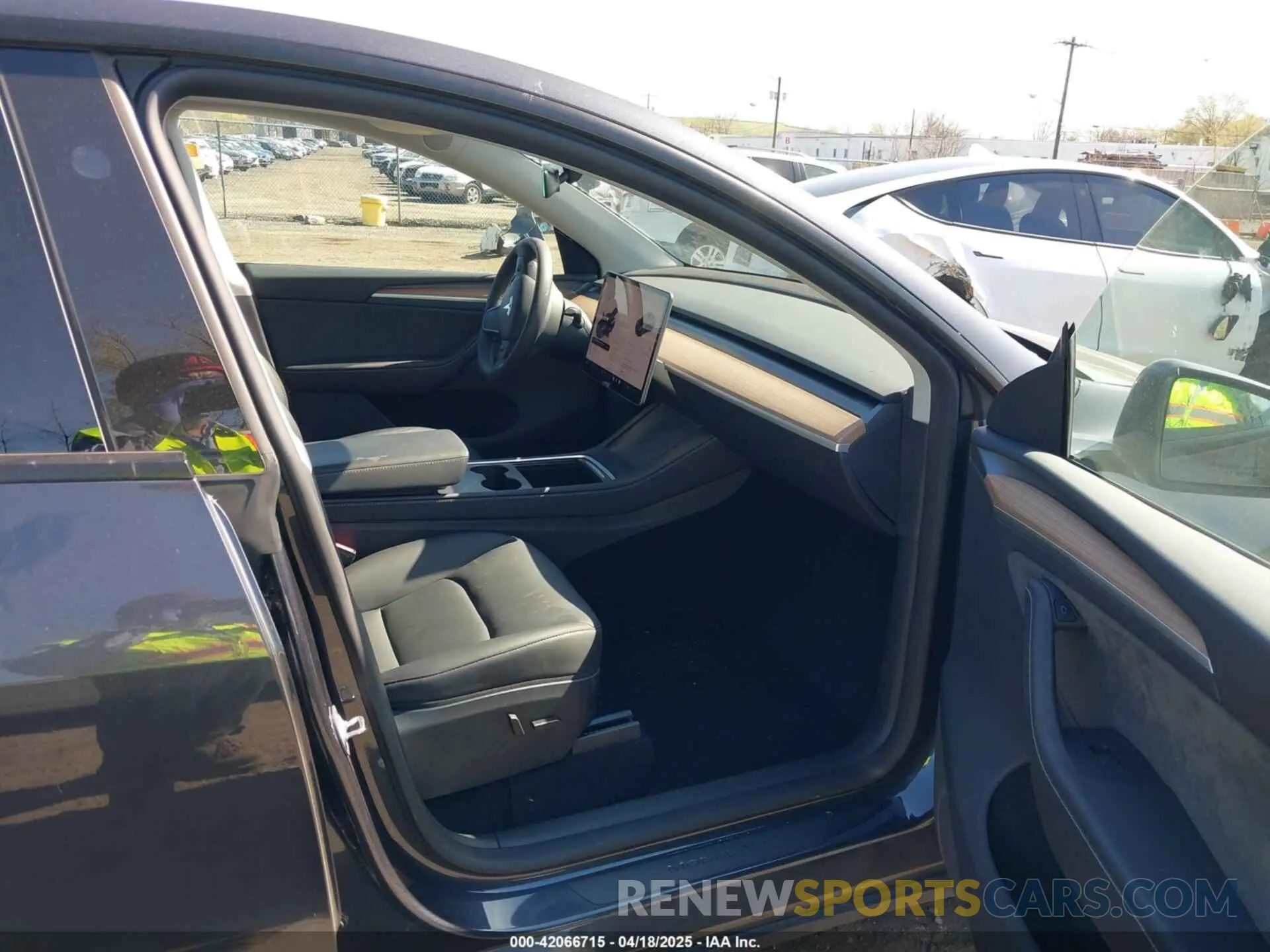 5 Photograph of a damaged car 7SAYGDEE2RA281016 TESLA MODEL Y 2024