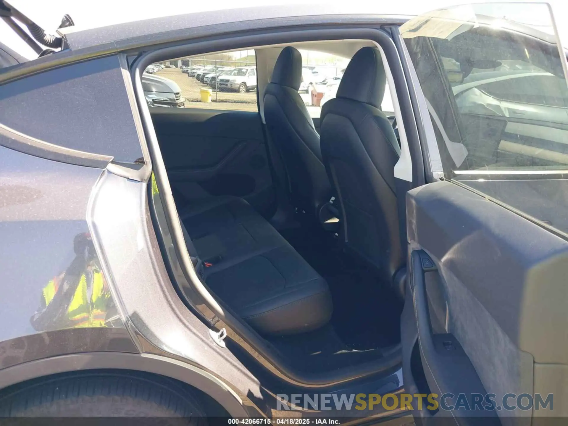 8 Photograph of a damaged car 7SAYGDEE2RA281016 TESLA MODEL Y 2024