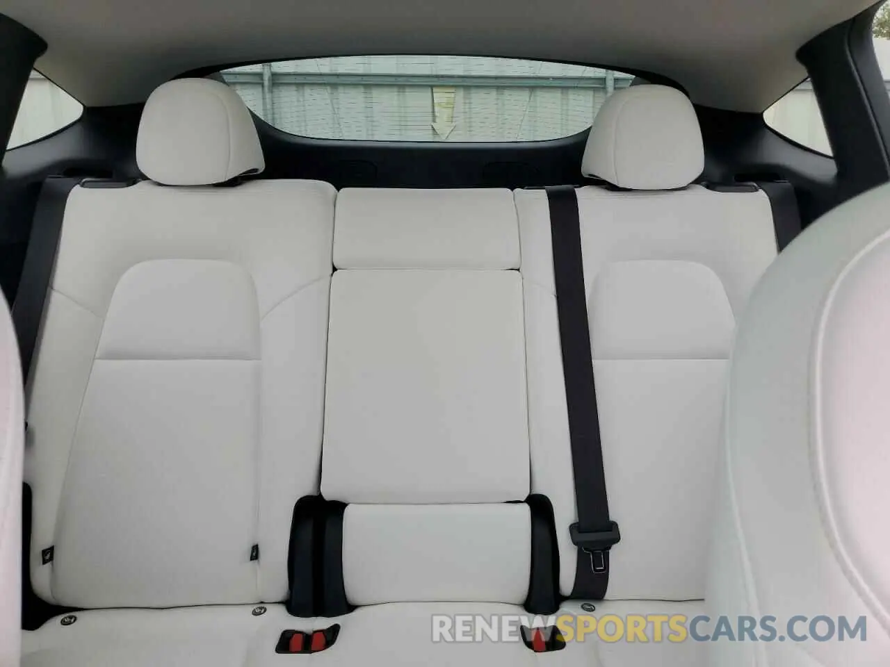 10 Photograph of a damaged car 7SAYGDEE2RA329081 TESLA MODEL Y 2024