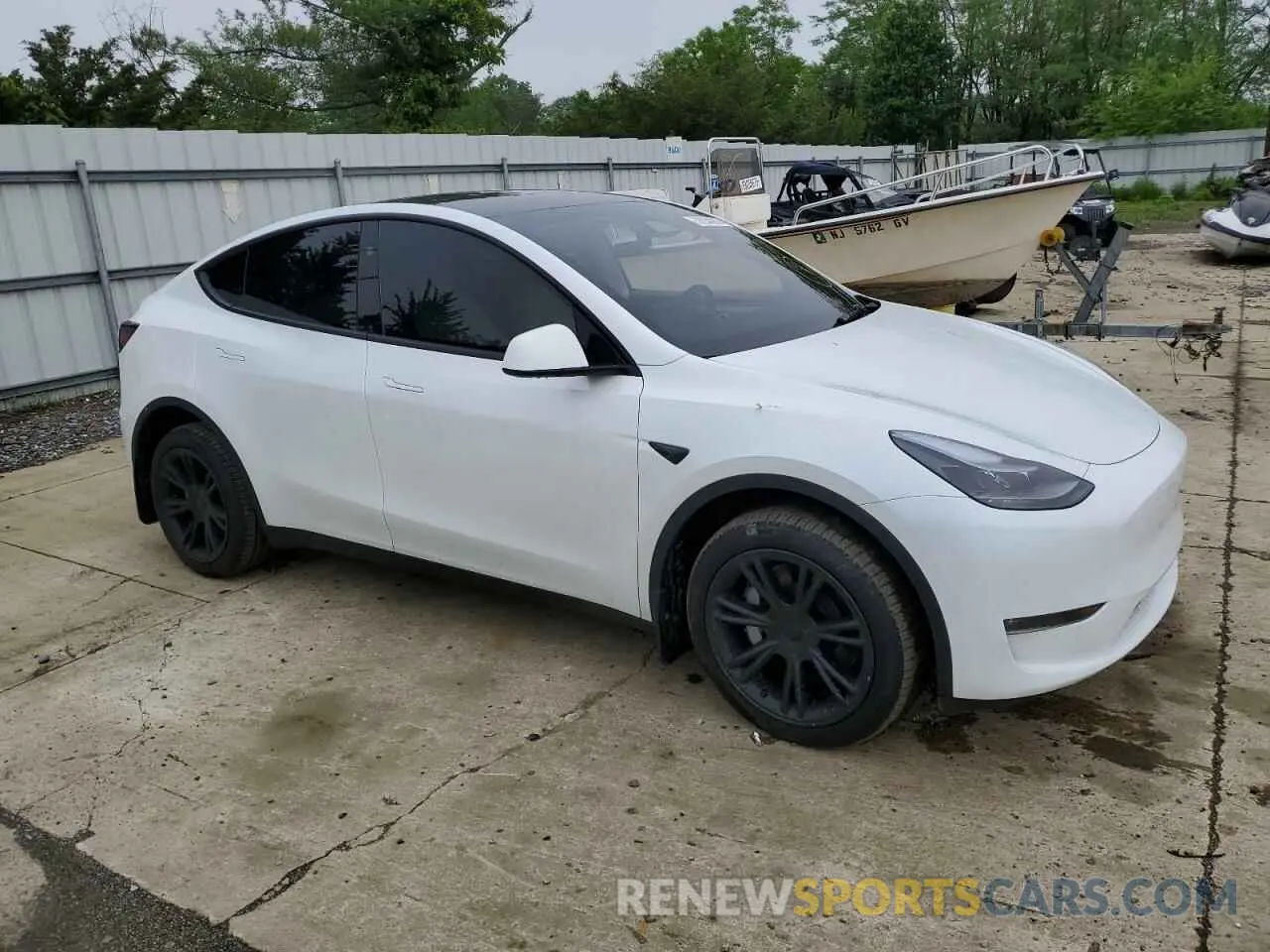 4 Photograph of a damaged car 7SAYGDEE2RA329081 TESLA MODEL Y 2024