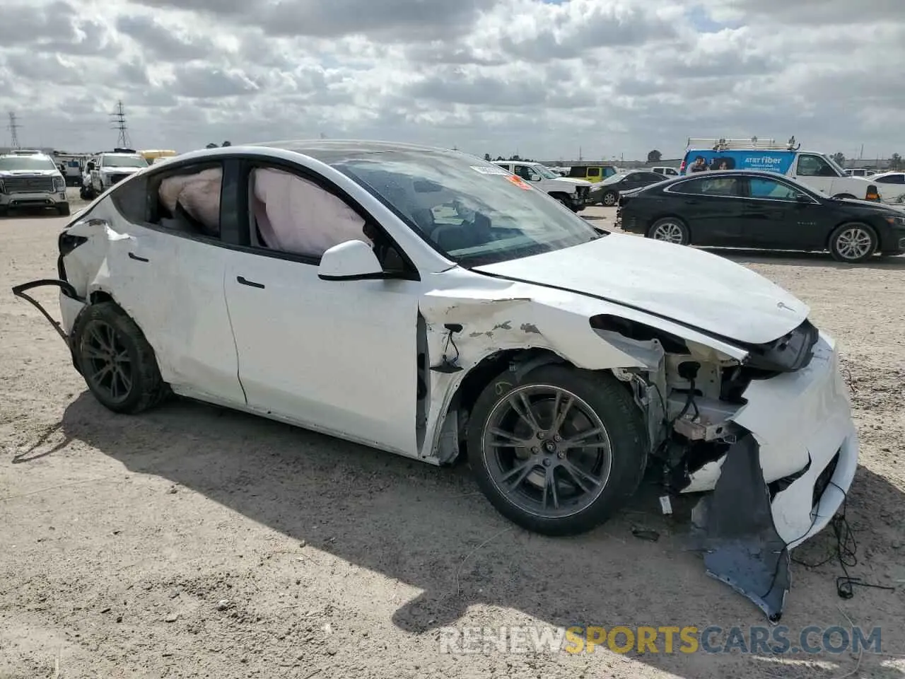 4 Photograph of a damaged car 7SAYGDEE2RA335818 TESLA MODEL Y 2024