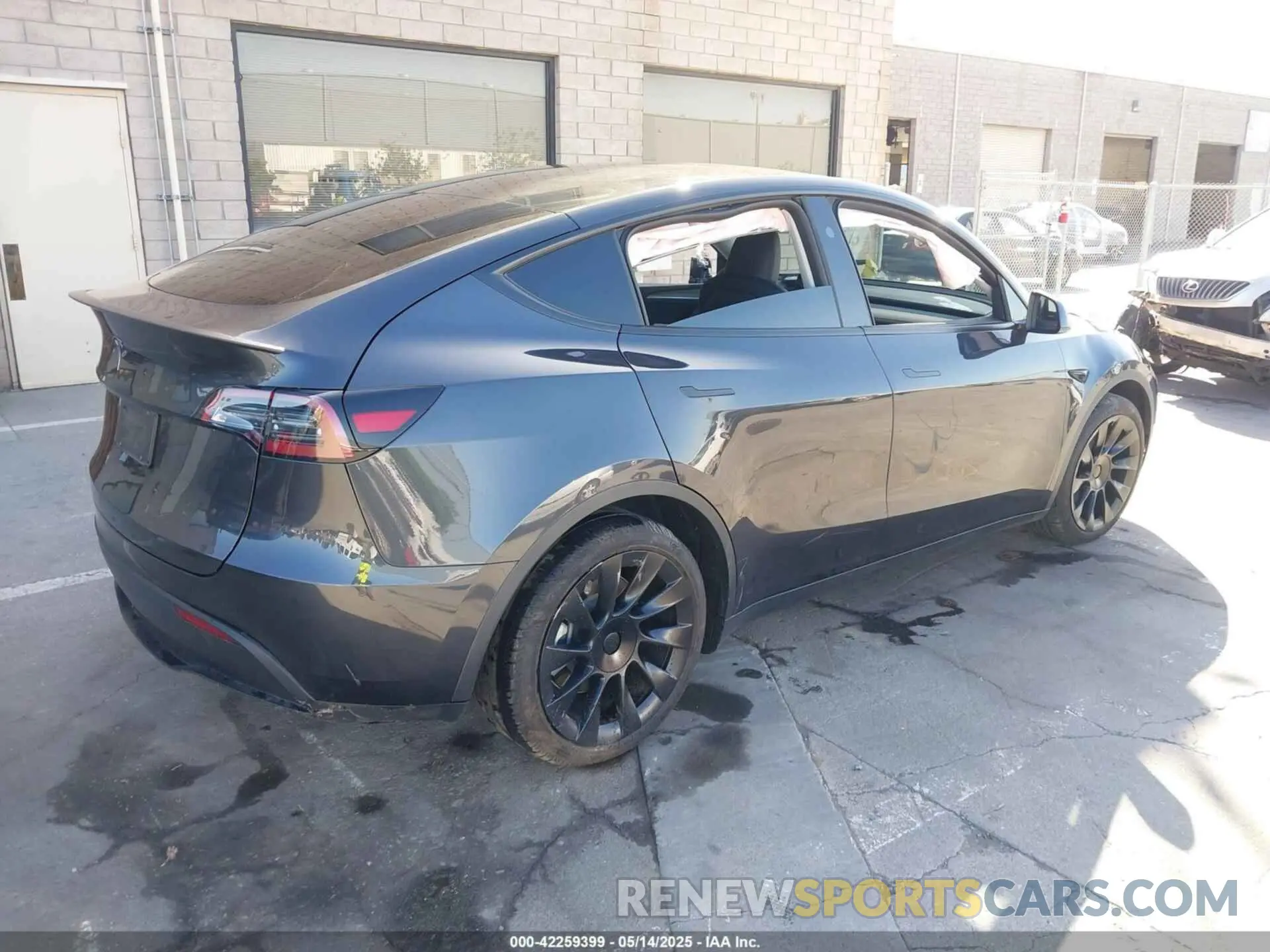 4 Photograph of a damaged car 7SAYGDEE2RF005762 TESLA MODEL Y 2024
