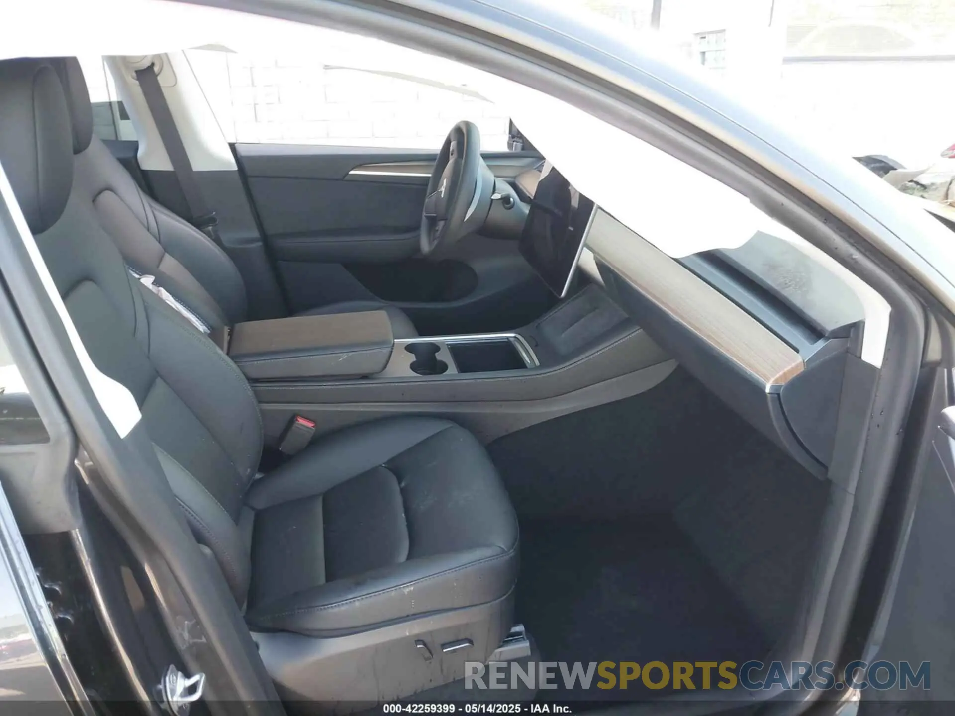 5 Photograph of a damaged car 7SAYGDEE2RF005762 TESLA MODEL Y 2024