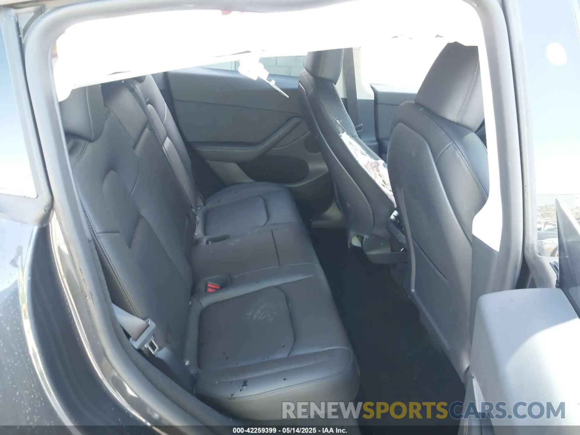 8 Photograph of a damaged car 7SAYGDEE2RF005762 TESLA MODEL Y 2024