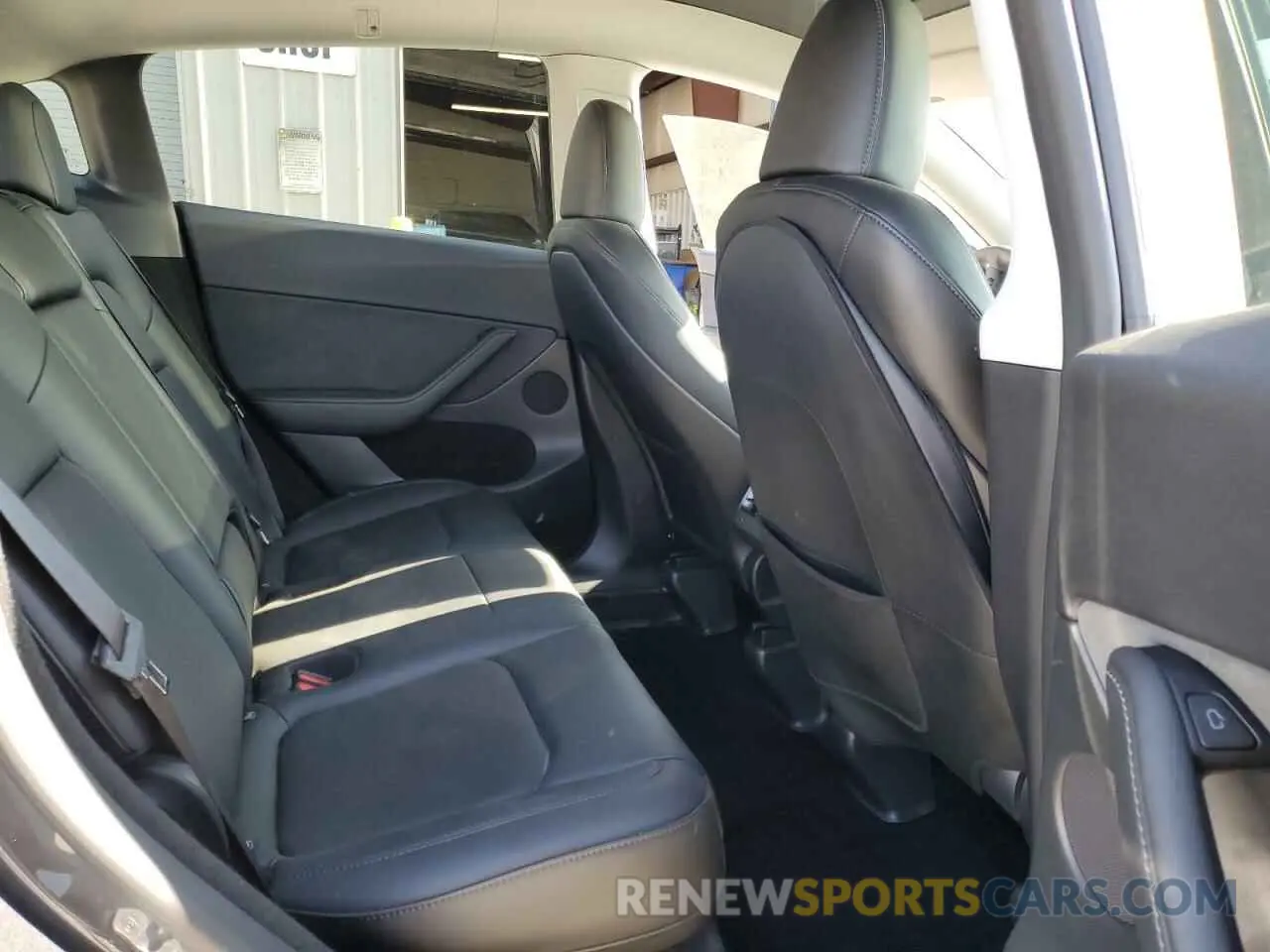 11 Photograph of a damaged car 7SAYGDEE2RF025669 TESLA MODEL Y 2024