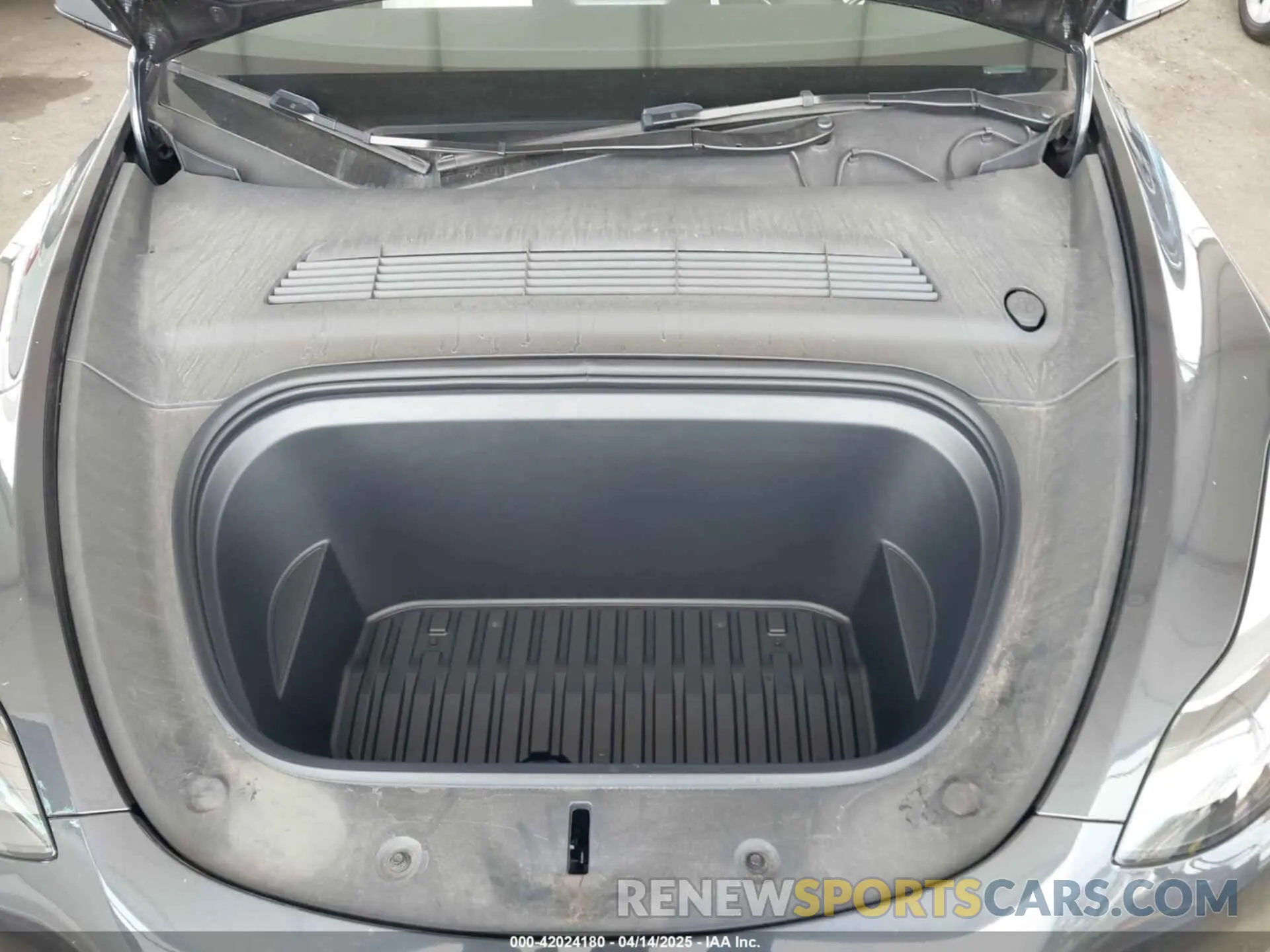 10 Photograph of a damaged car 7SAYGDEE2RF069588 TESLA MODEL Y 2024