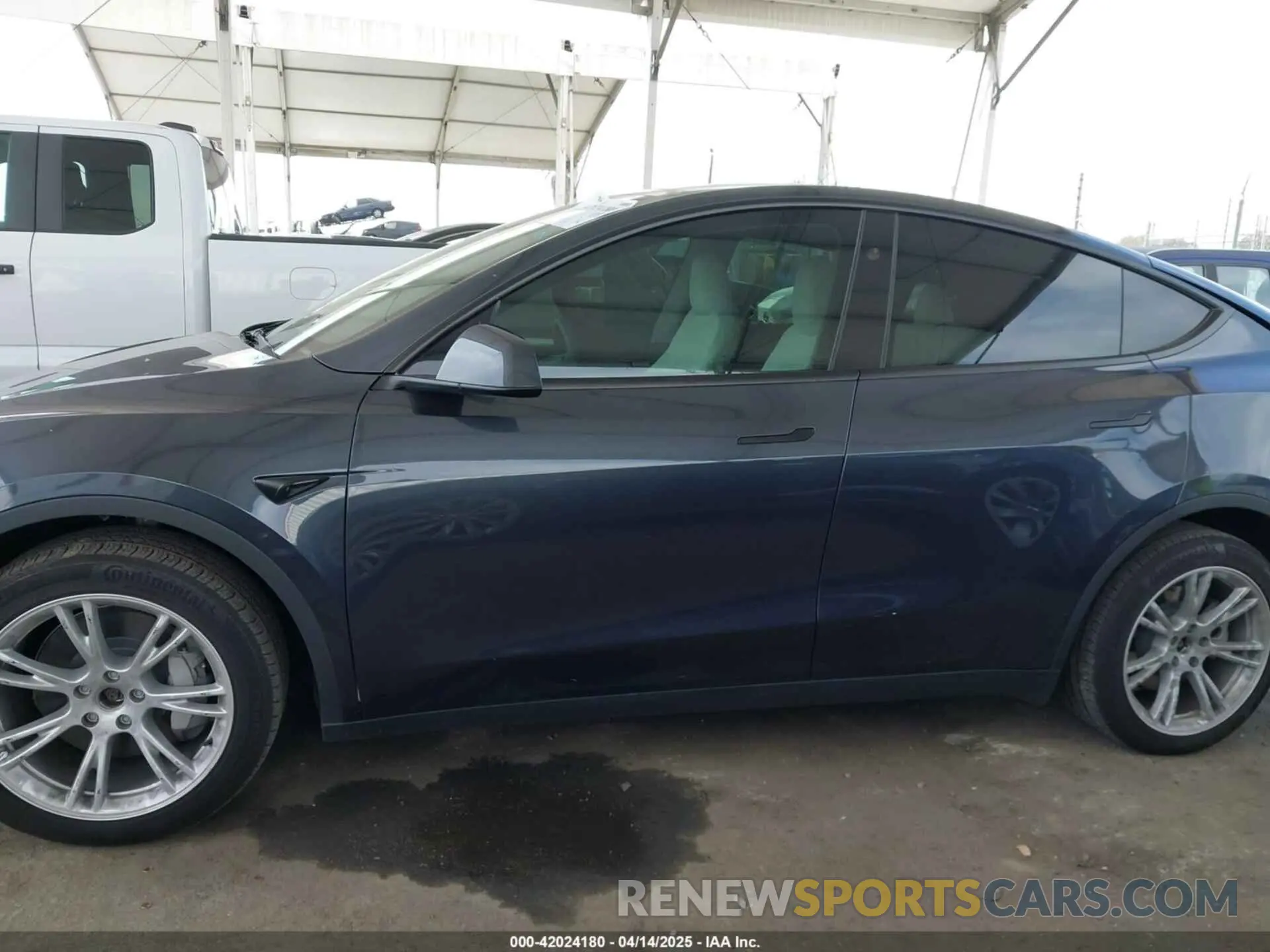 14 Photograph of a damaged car 7SAYGDEE2RF069588 TESLA MODEL Y 2024