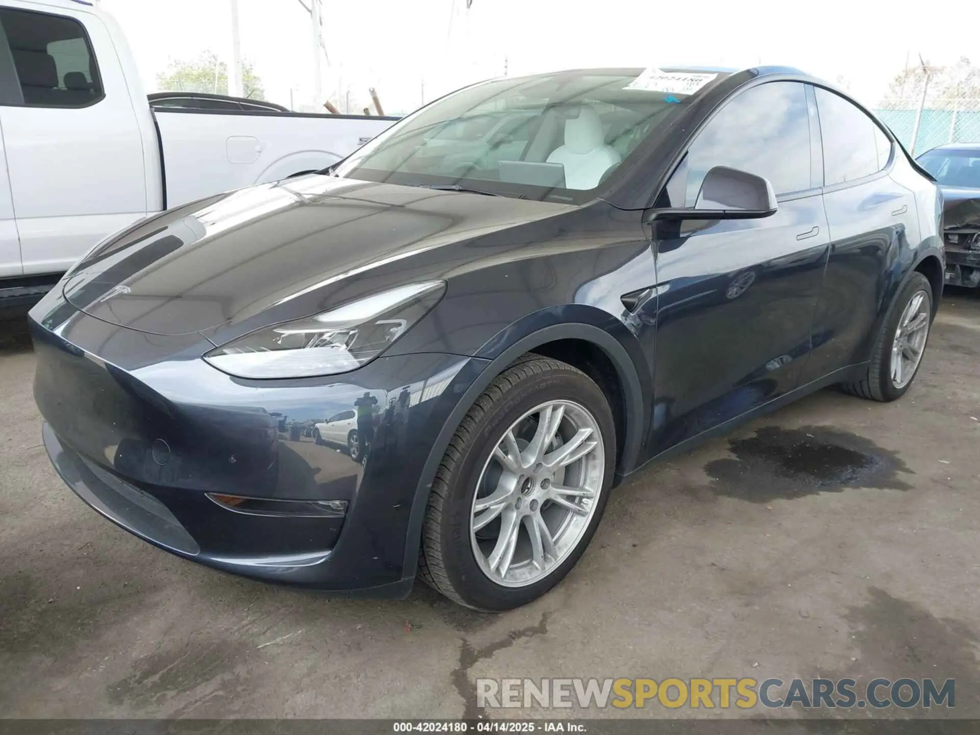 2 Photograph of a damaged car 7SAYGDEE2RF069588 TESLA MODEL Y 2024