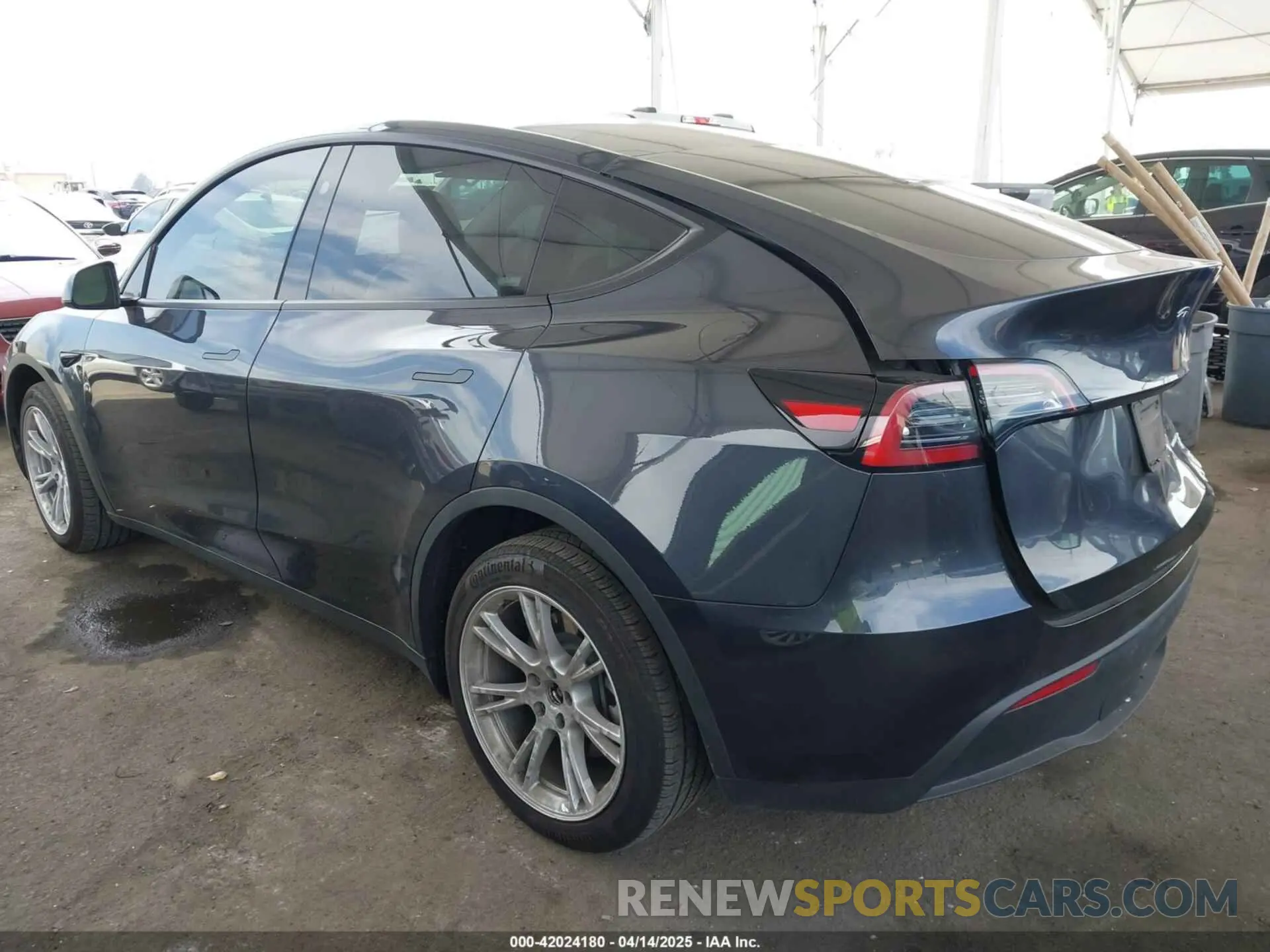 3 Photograph of a damaged car 7SAYGDEE2RF069588 TESLA MODEL Y 2024