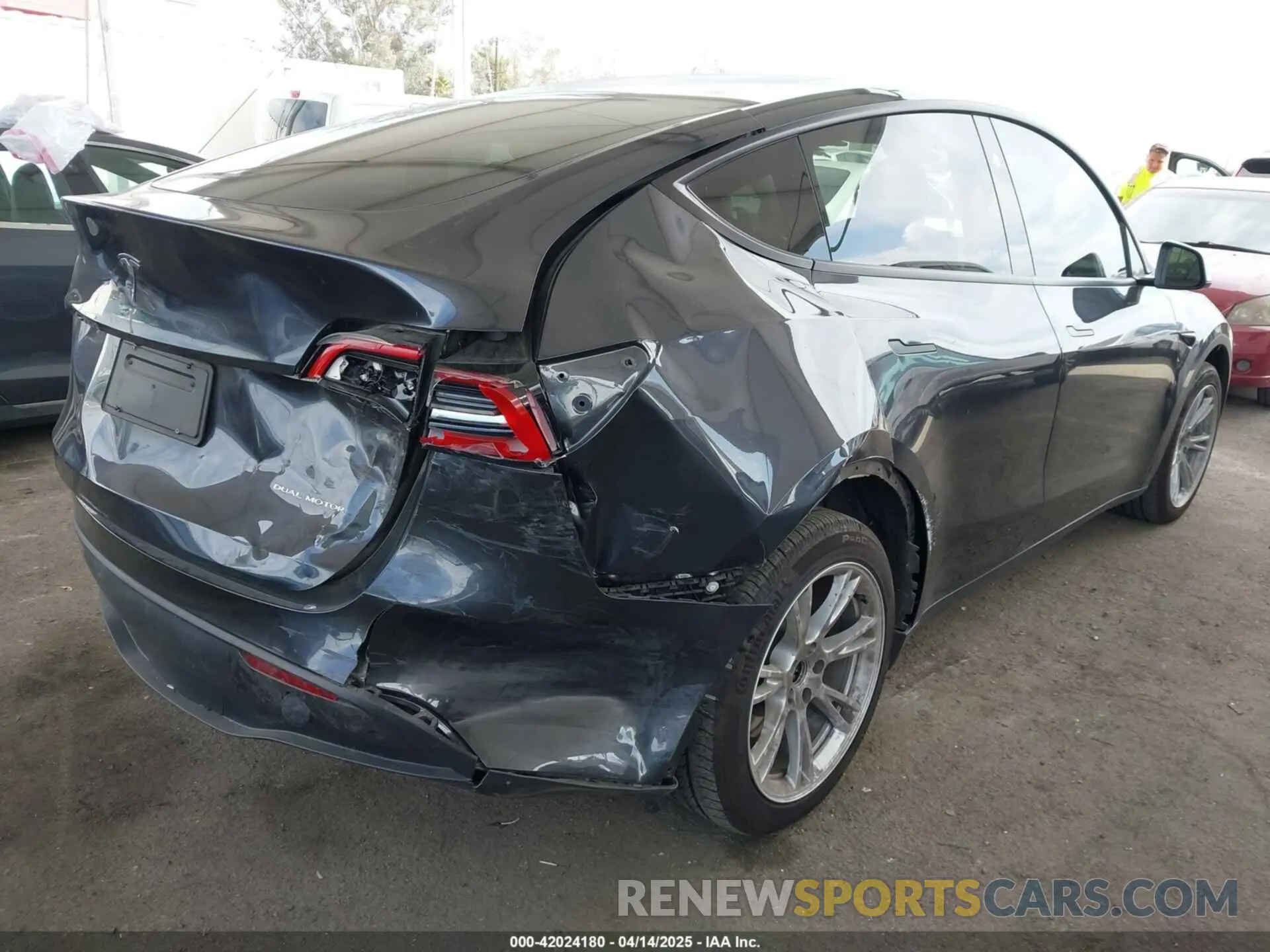 4 Photograph of a damaged car 7SAYGDEE2RF069588 TESLA MODEL Y 2024