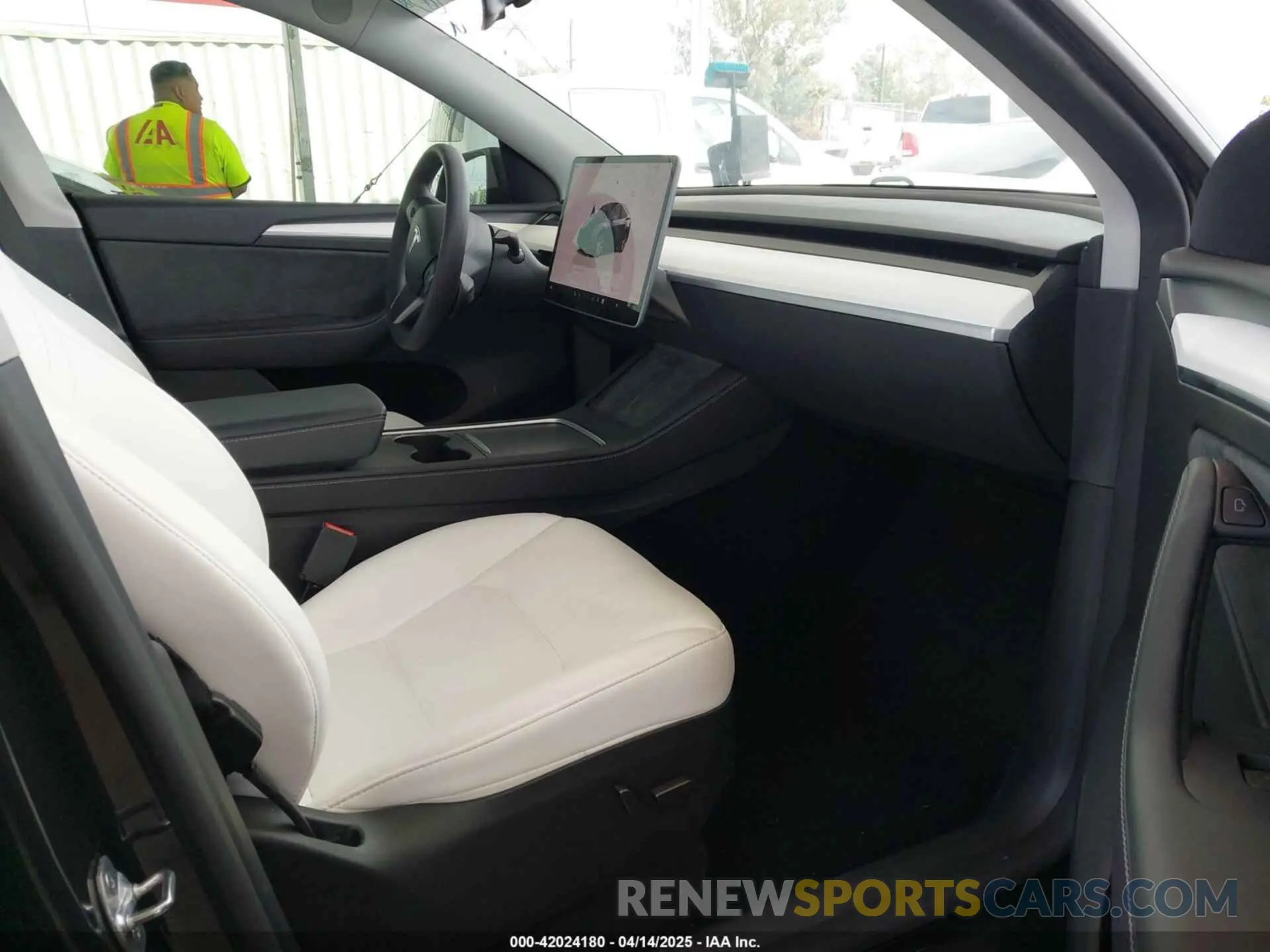 5 Photograph of a damaged car 7SAYGDEE2RF069588 TESLA MODEL Y 2024