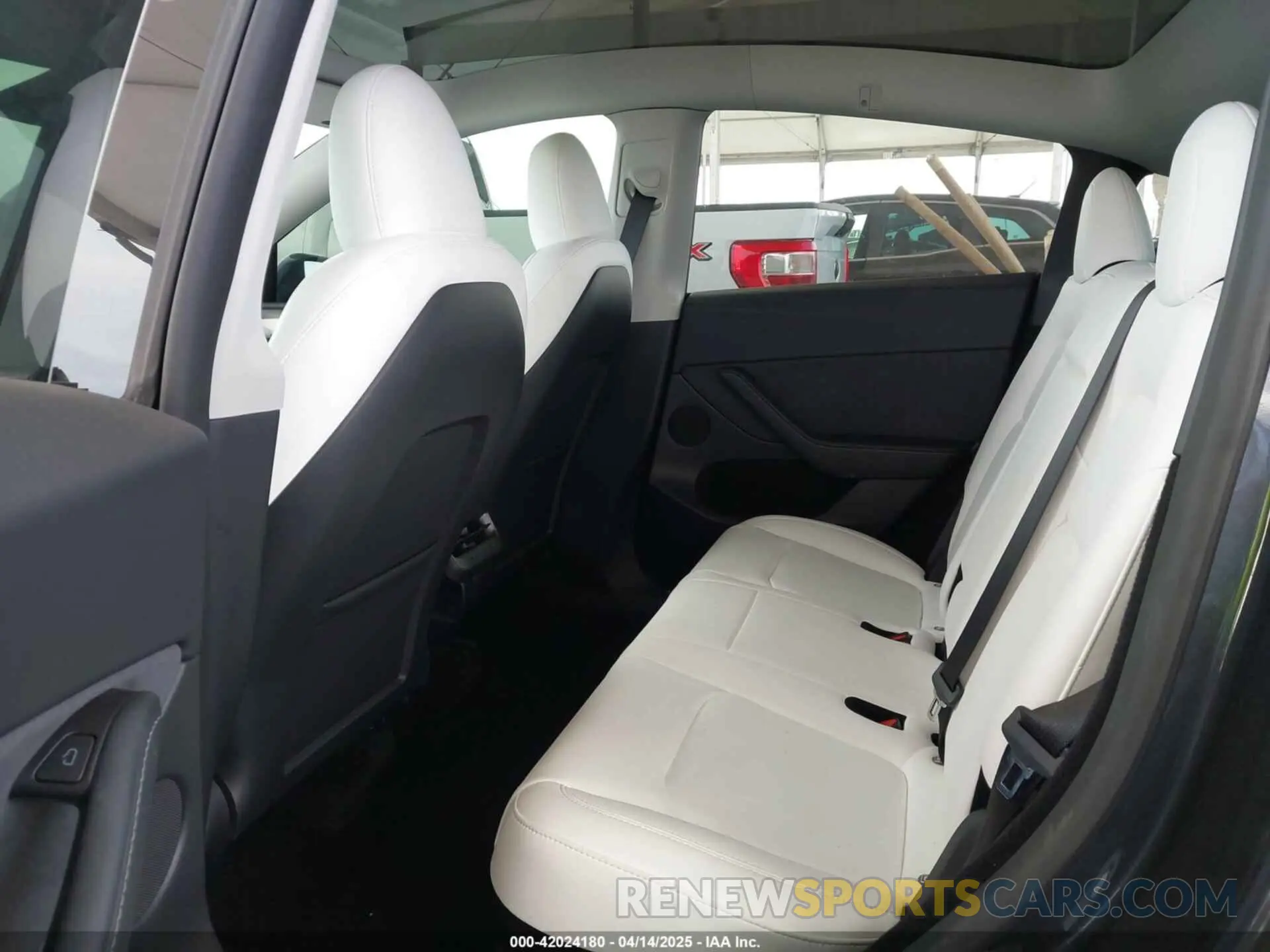 8 Photograph of a damaged car 7SAYGDEE2RF069588 TESLA MODEL Y 2024