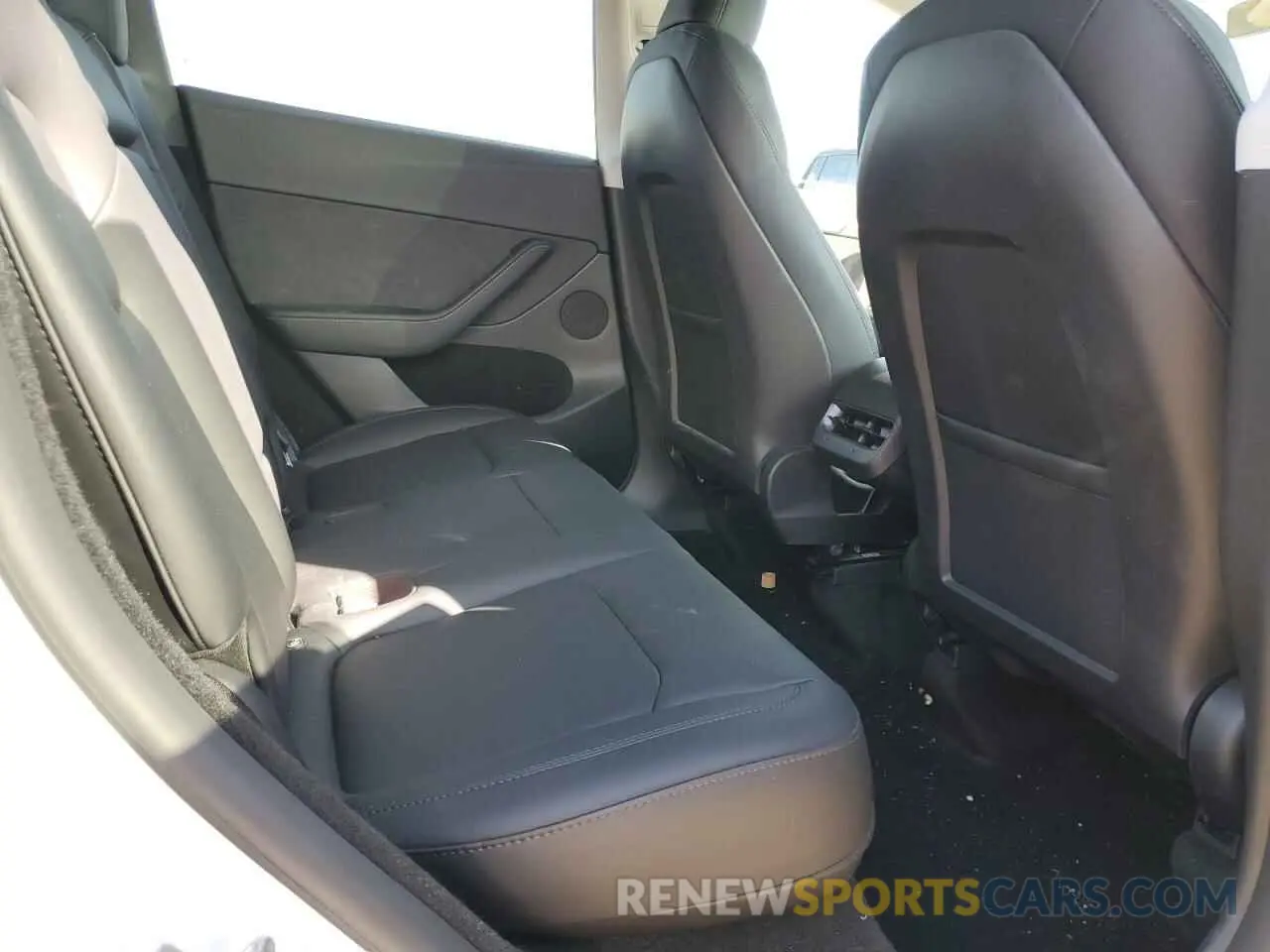 10 Photograph of a damaged car 7SAYGDEE2RF076766 TESLA MODEL Y 2024
