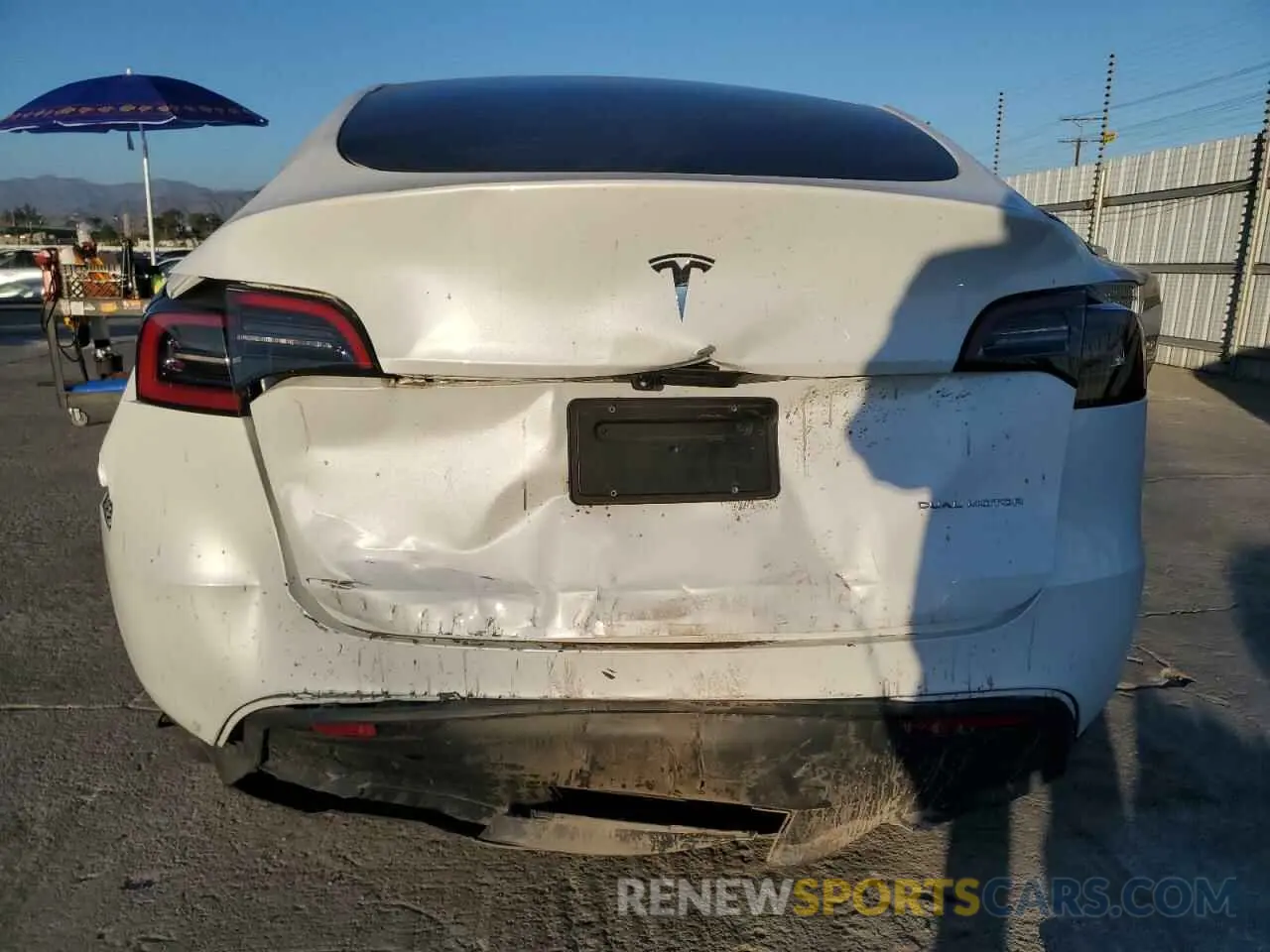 6 Photograph of a damaged car 7SAYGDEE2RF088125 TESLA MODEL Y 2024