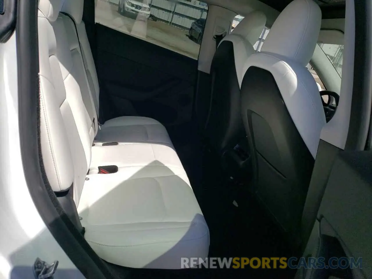 10 Photograph of a damaged car 7SAYGDEE2RF121690 TESLA MODEL Y 2024
