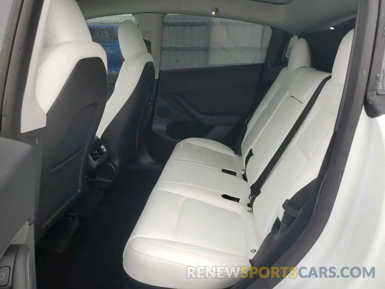 11 Photograph of a damaged car 7SAYGDEE2RF160327 TESLA MODEL Y 2024