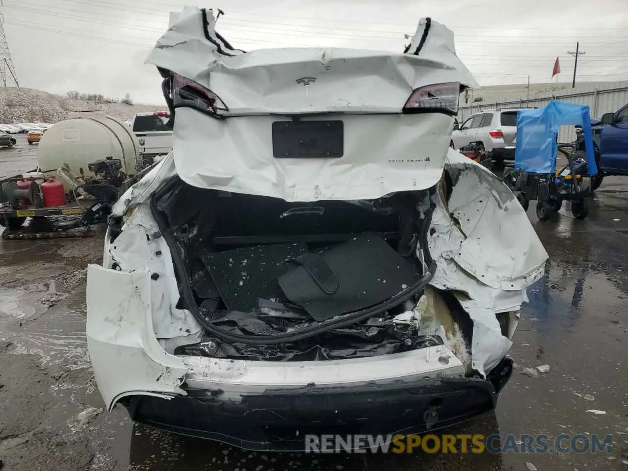 6 Photograph of a damaged car 7SAYGDEE2RF160327 TESLA MODEL Y 2024