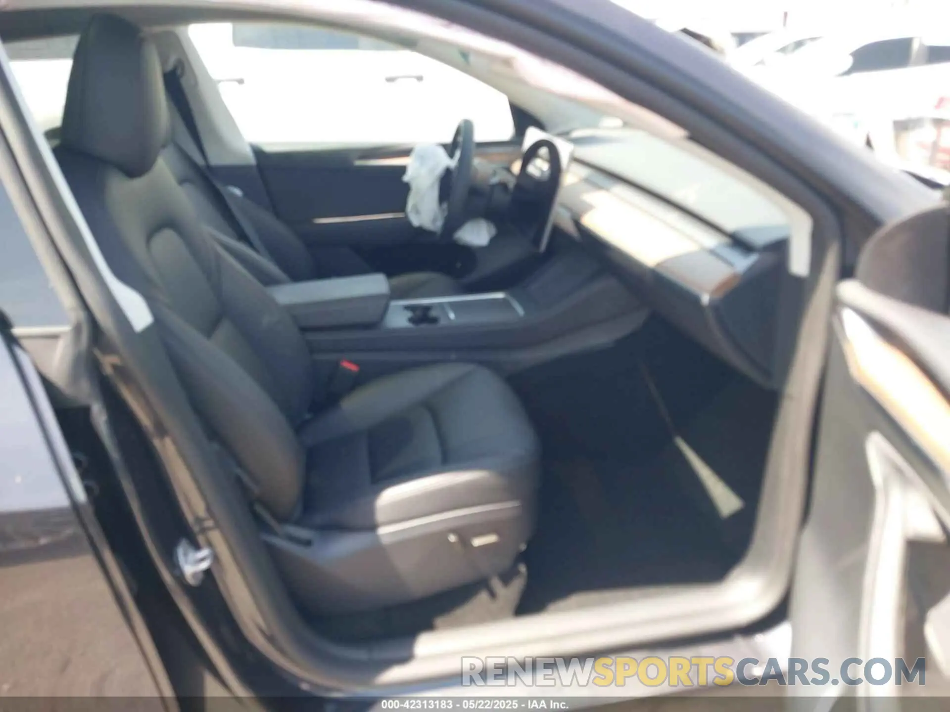 5 Photograph of a damaged car 7SAYGDEE2RF165012 TESLA MODEL Y 2024