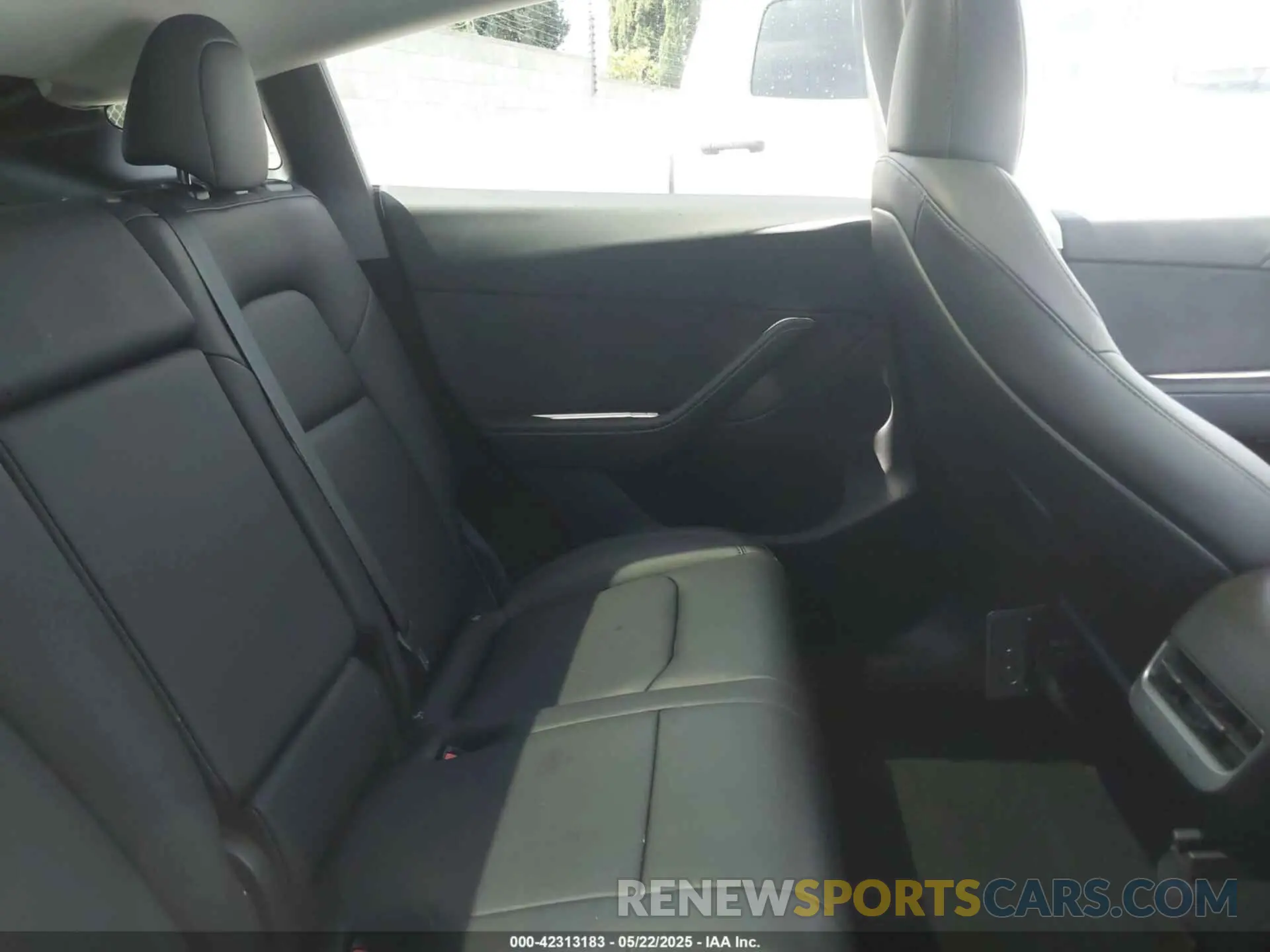 8 Photograph of a damaged car 7SAYGDEE2RF165012 TESLA MODEL Y 2024