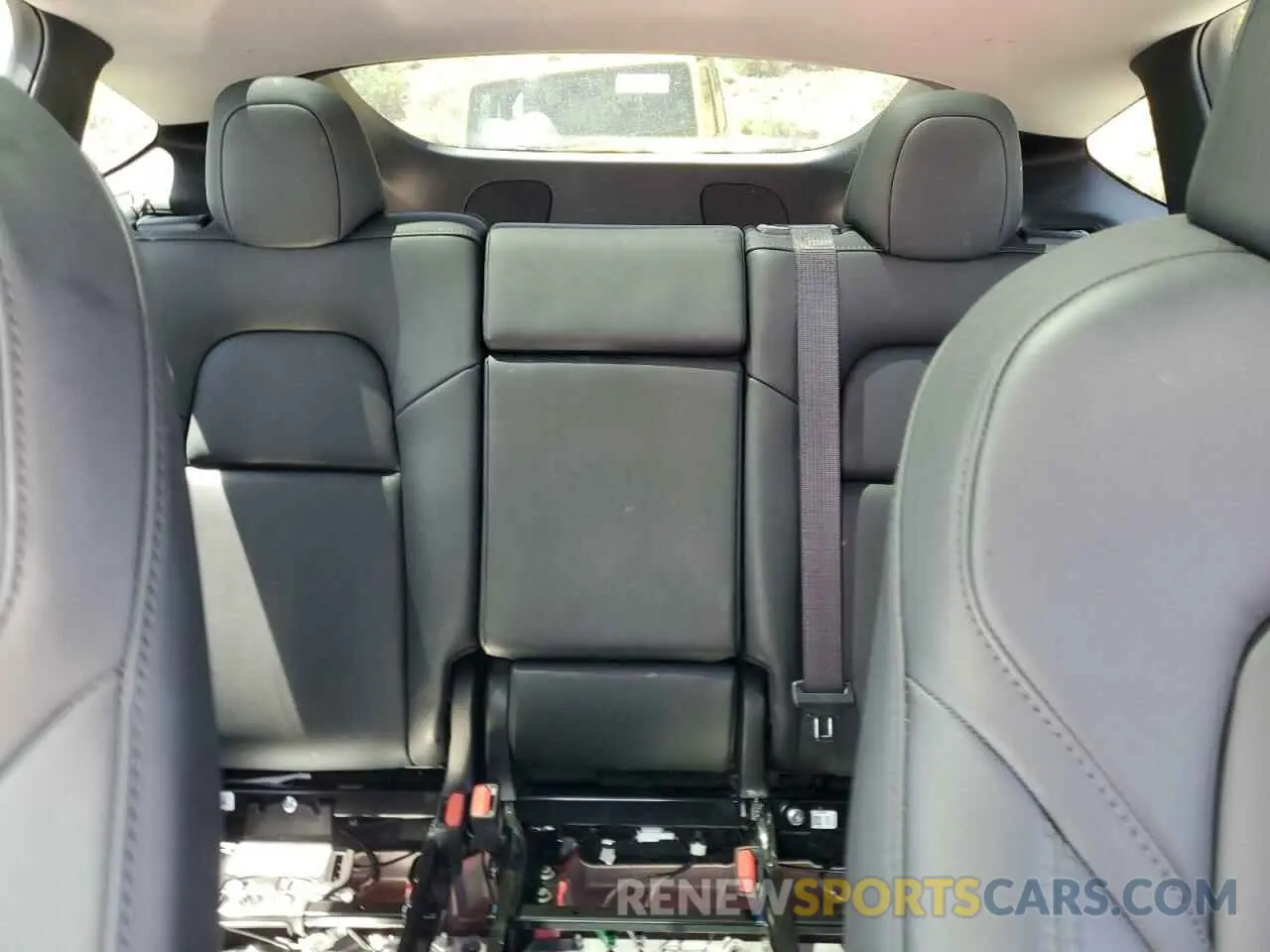 10 Photograph of a damaged car 7SAYGDEE2RF988958 TESLA MODEL Y 2024