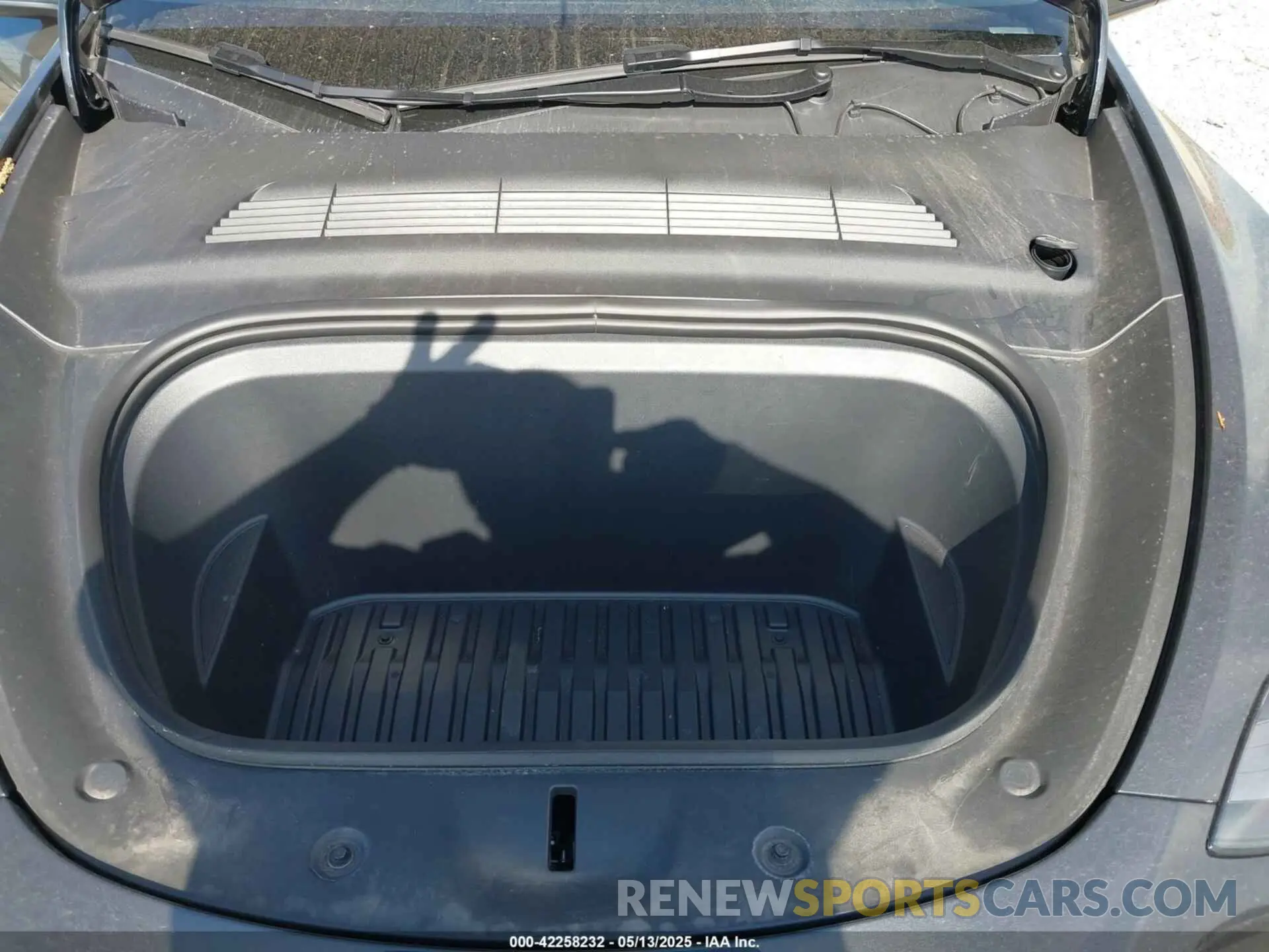 10 Photograph of a damaged car 7SAYGDEE2RF992489 TESLA MODEL Y 2024