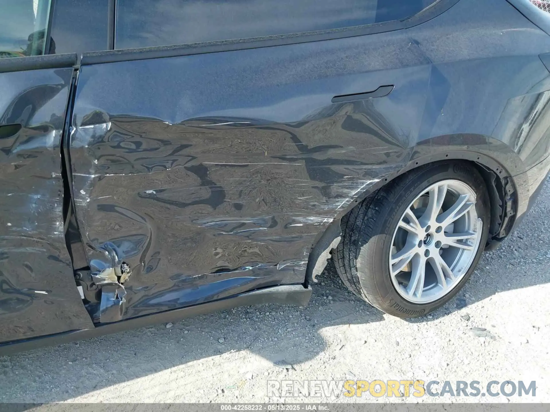 19 Photograph of a damaged car 7SAYGDEE2RF992489 TESLA MODEL Y 2024