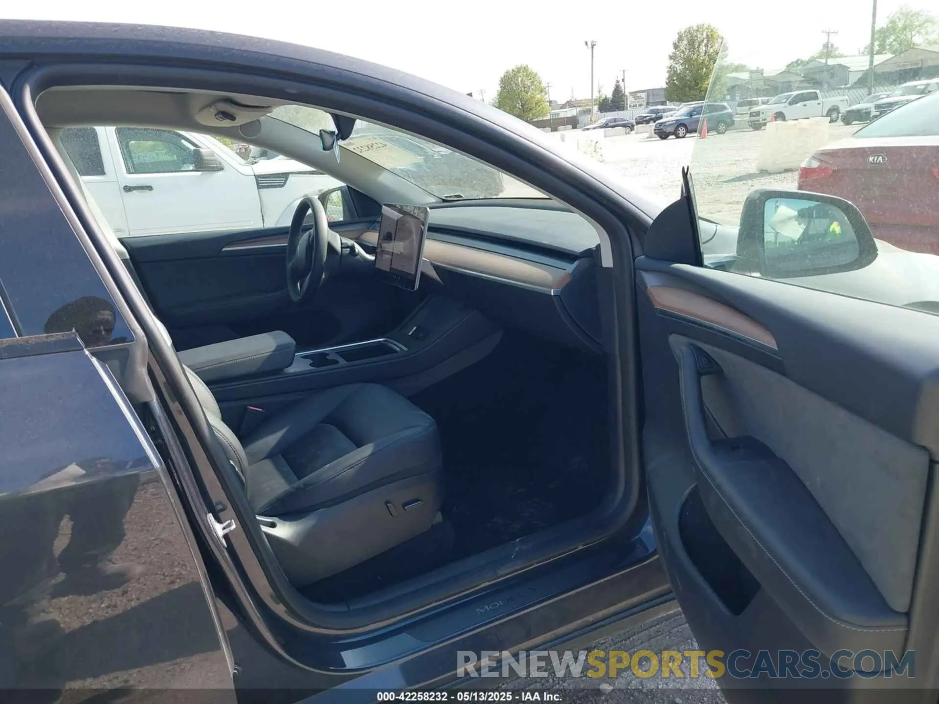 5 Photograph of a damaged car 7SAYGDEE2RF992489 TESLA MODEL Y 2024