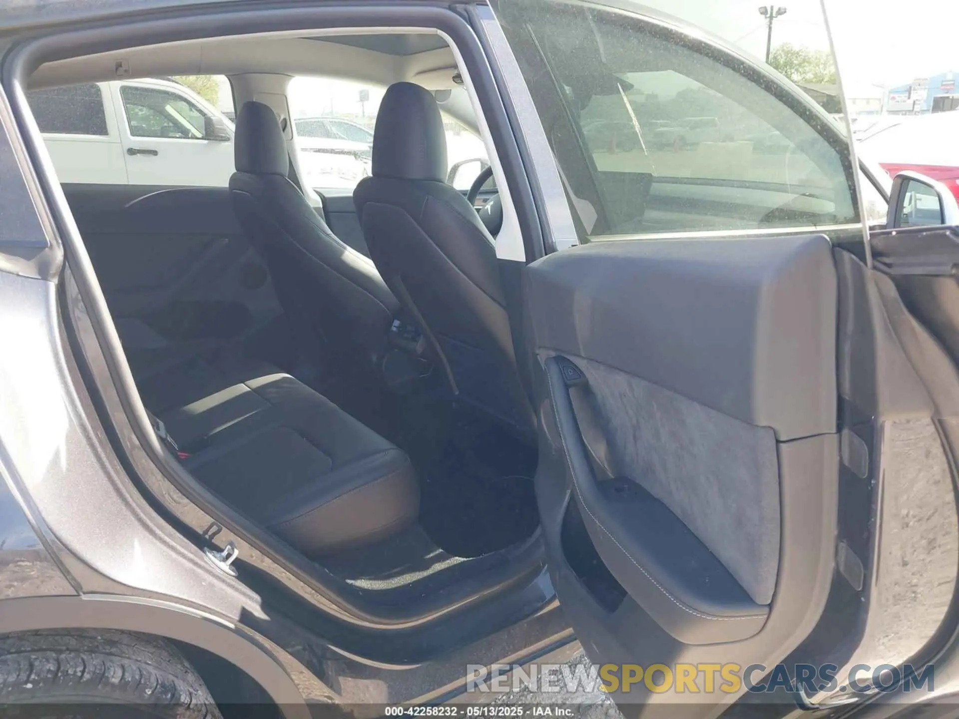 8 Photograph of a damaged car 7SAYGDEE2RF992489 TESLA MODEL Y 2024