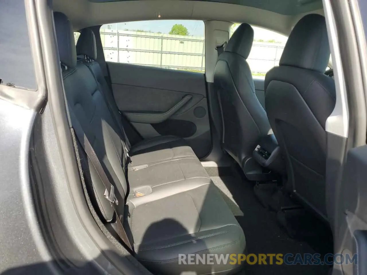 10 Photograph of a damaged car 7SAYGDEE3RA217776 TESLA MODEL Y 2024