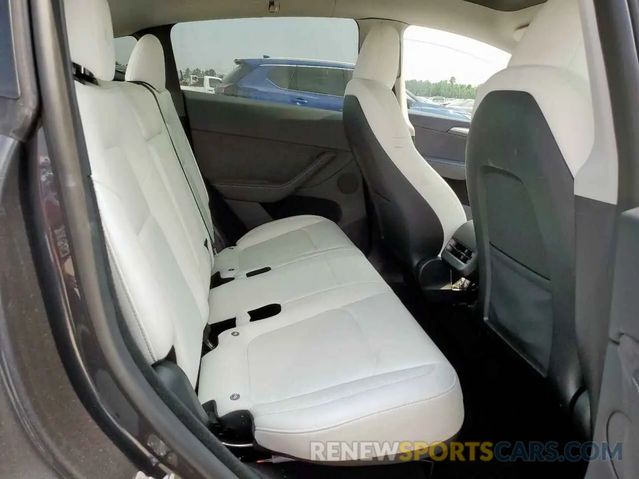 10 Photograph of a damaged car 7SAYGDEE3RA221844 TESLA MODEL Y 2024