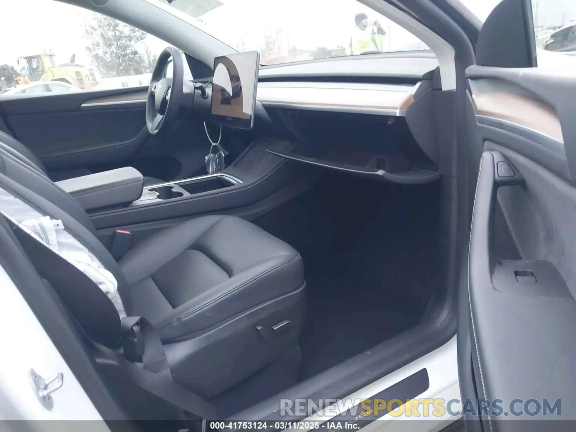 5 Photograph of a damaged car 7SAYGDEE3RA232293 TESLA MODEL Y 2024