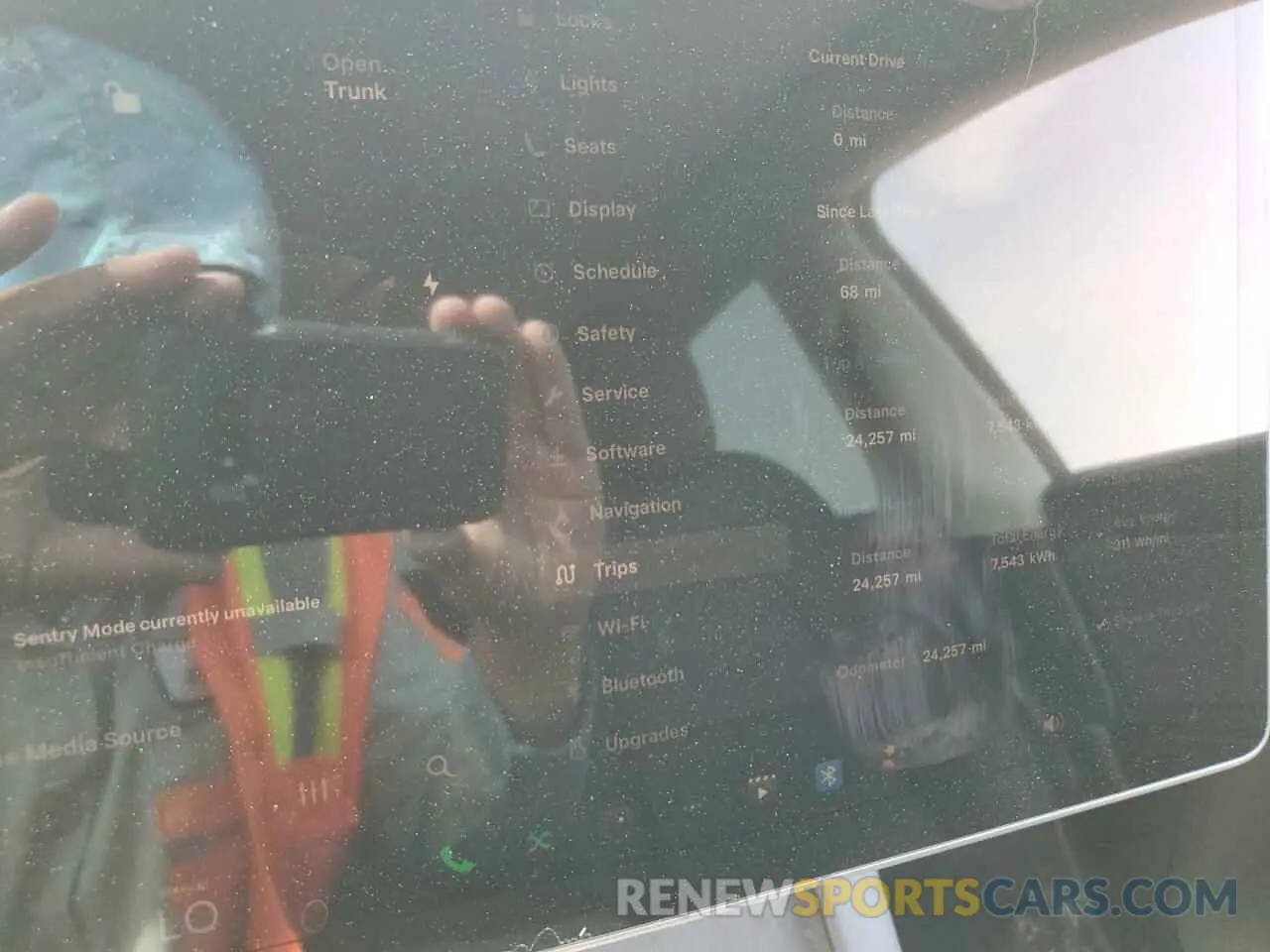 9 Photograph of a damaged car 7SAYGDEE3RA234223 TESLA MODEL Y 2024