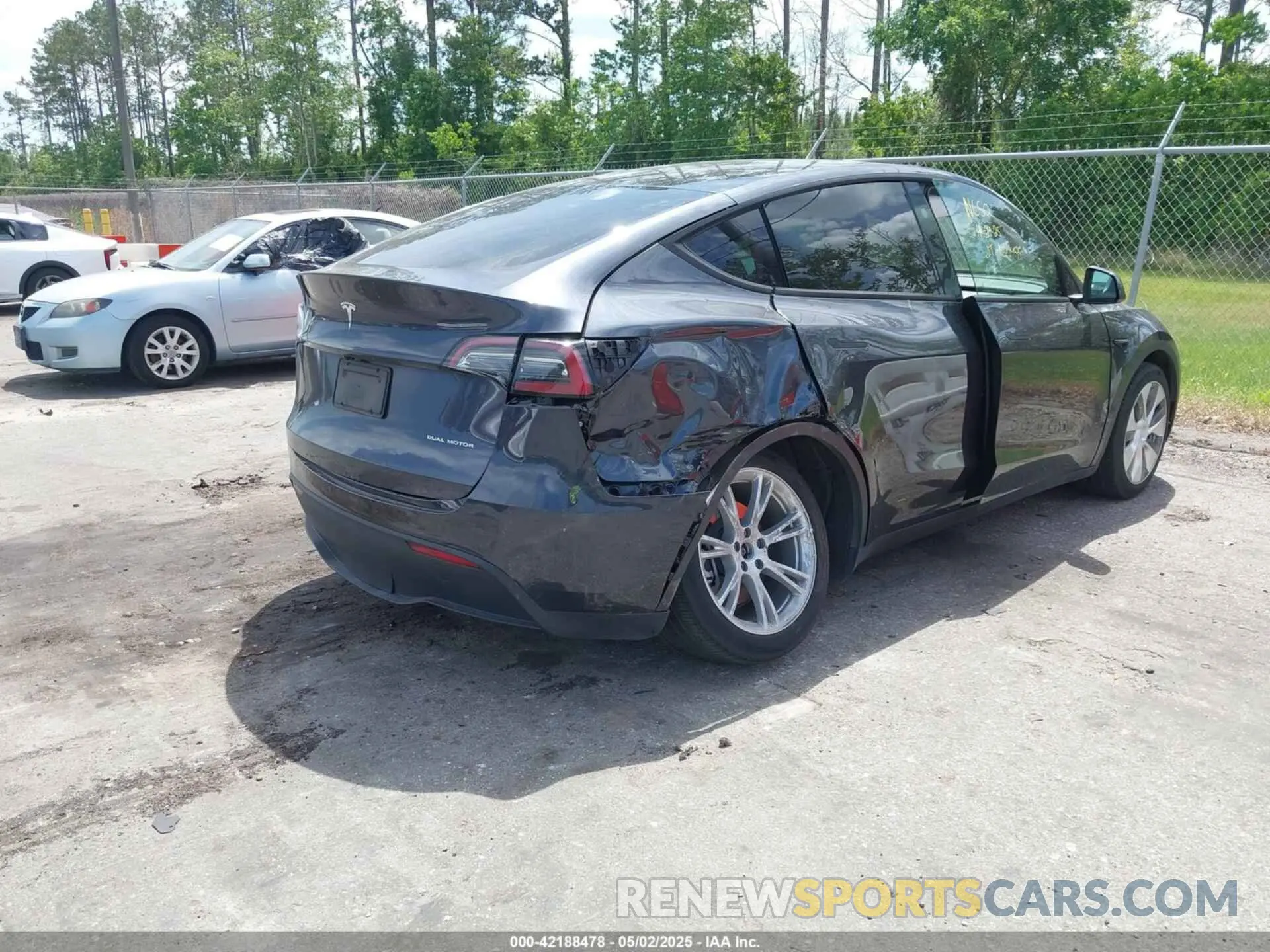 4 Photograph of a damaged car 7SAYGDEE3RA253127 TESLA MODEL Y 2024