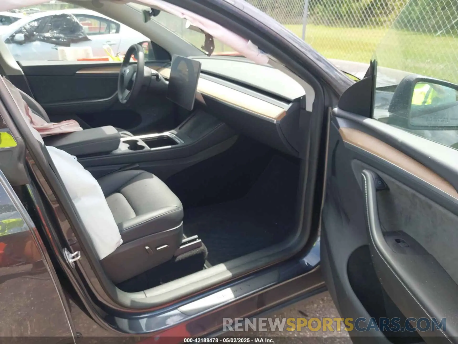 5 Photograph of a damaged car 7SAYGDEE3RA253127 TESLA MODEL Y 2024
