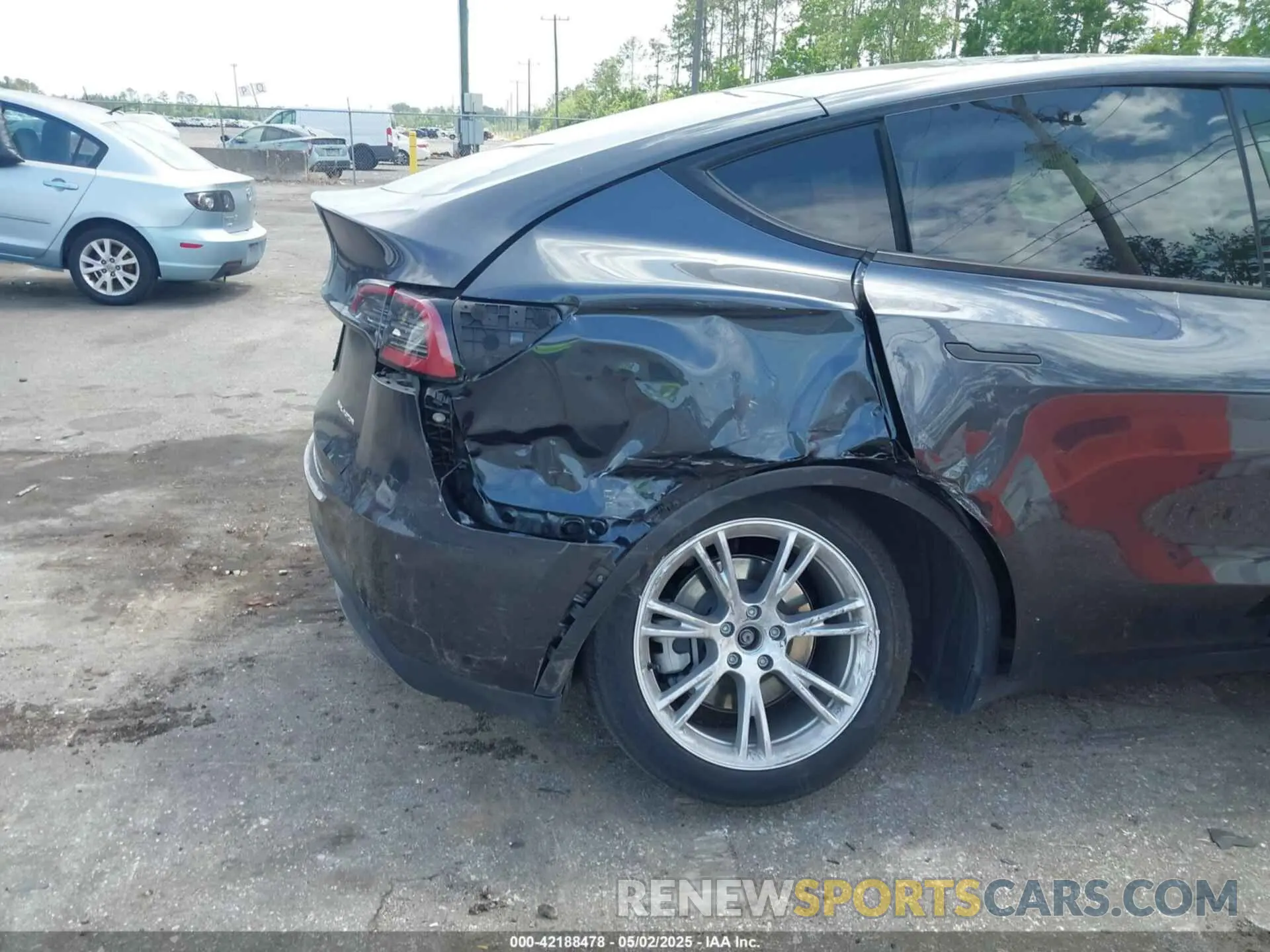 6 Photograph of a damaged car 7SAYGDEE3RA253127 TESLA MODEL Y 2024