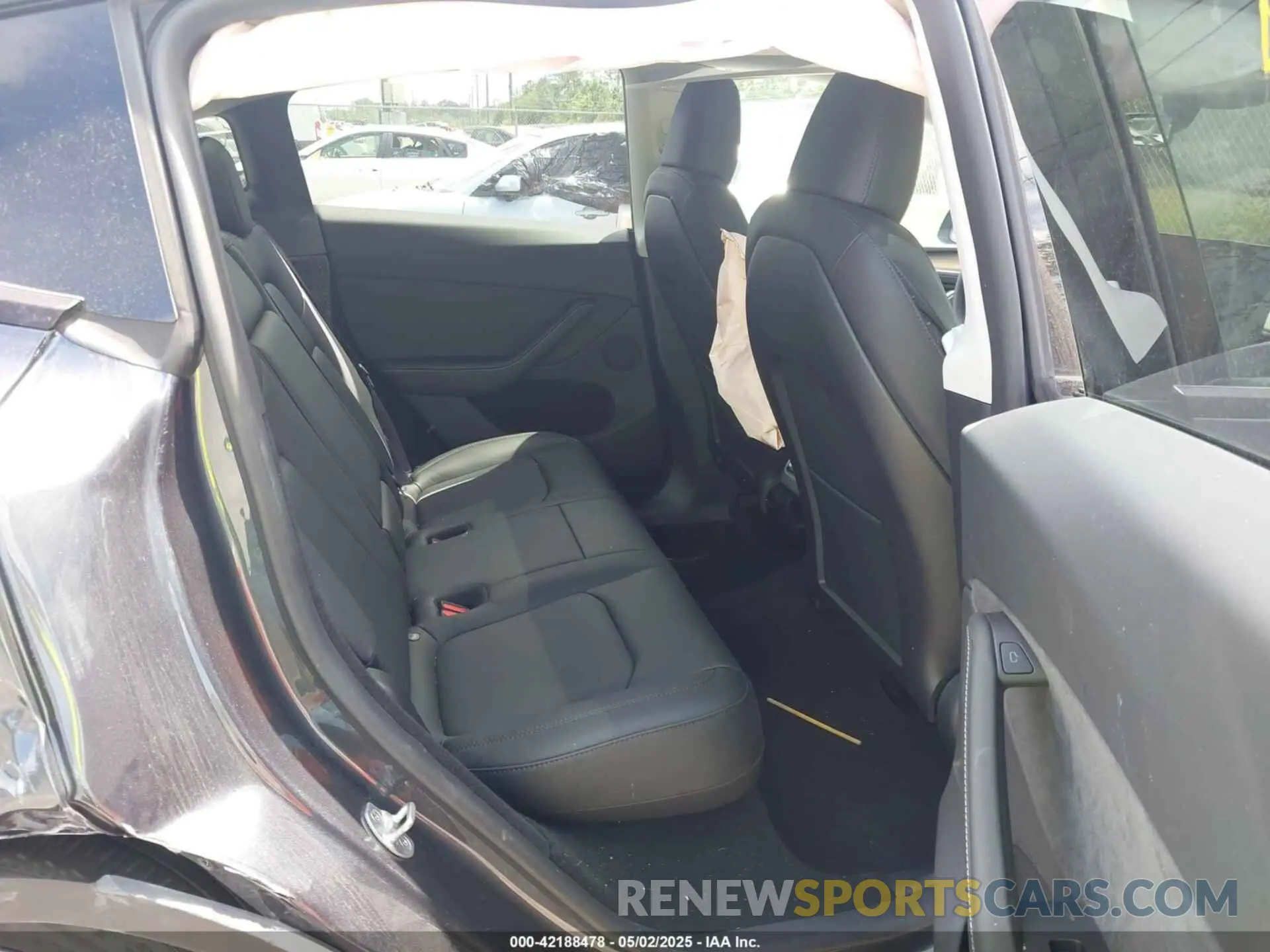 8 Photograph of a damaged car 7SAYGDEE3RA253127 TESLA MODEL Y 2024