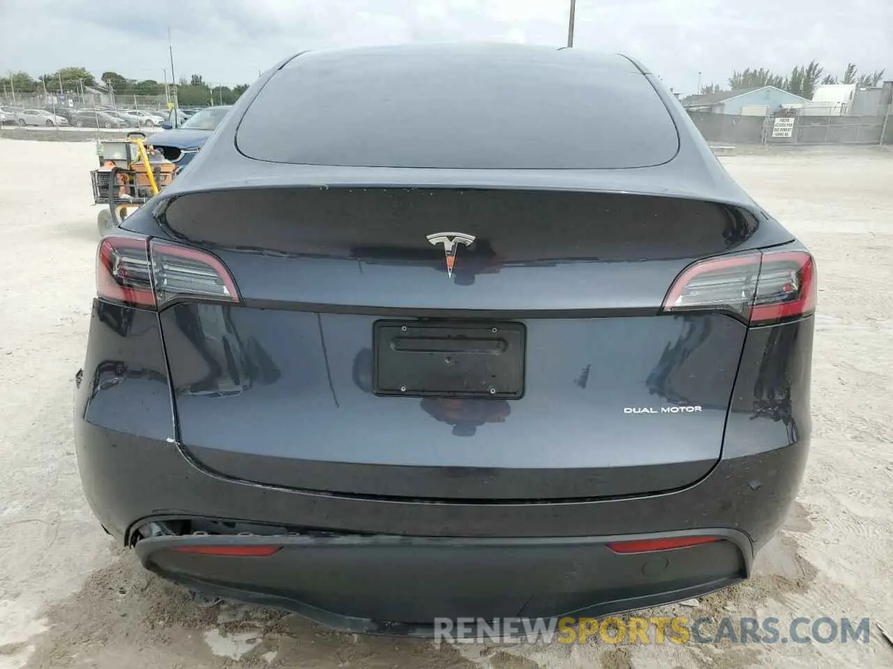 6 Photograph of a damaged car 7SAYGDEE3RA253354 TESLA MODEL Y 2024