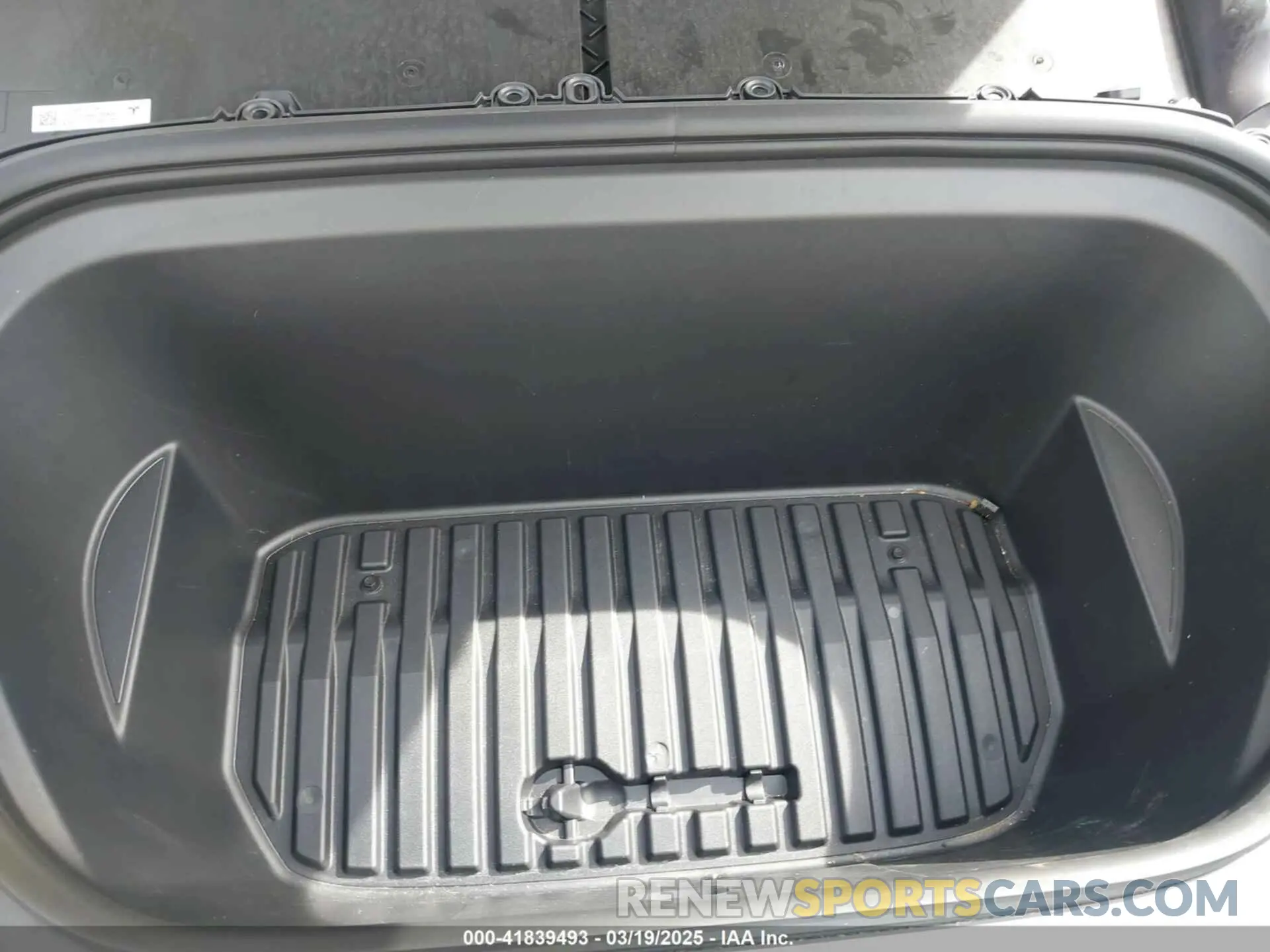 10 Photograph of a damaged car 7SAYGDEE3RA258490 TESLA MODEL Y 2024