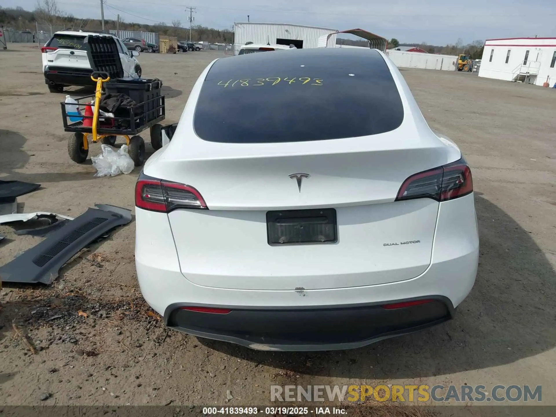 16 Photograph of a damaged car 7SAYGDEE3RA258490 TESLA MODEL Y 2024