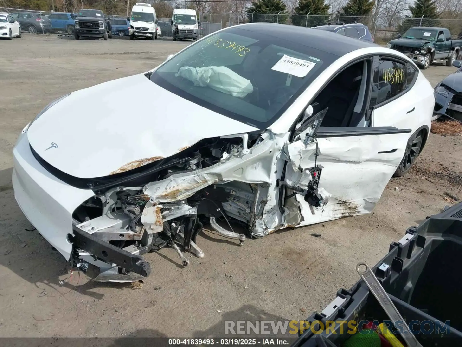 2 Photograph of a damaged car 7SAYGDEE3RA258490 TESLA MODEL Y 2024