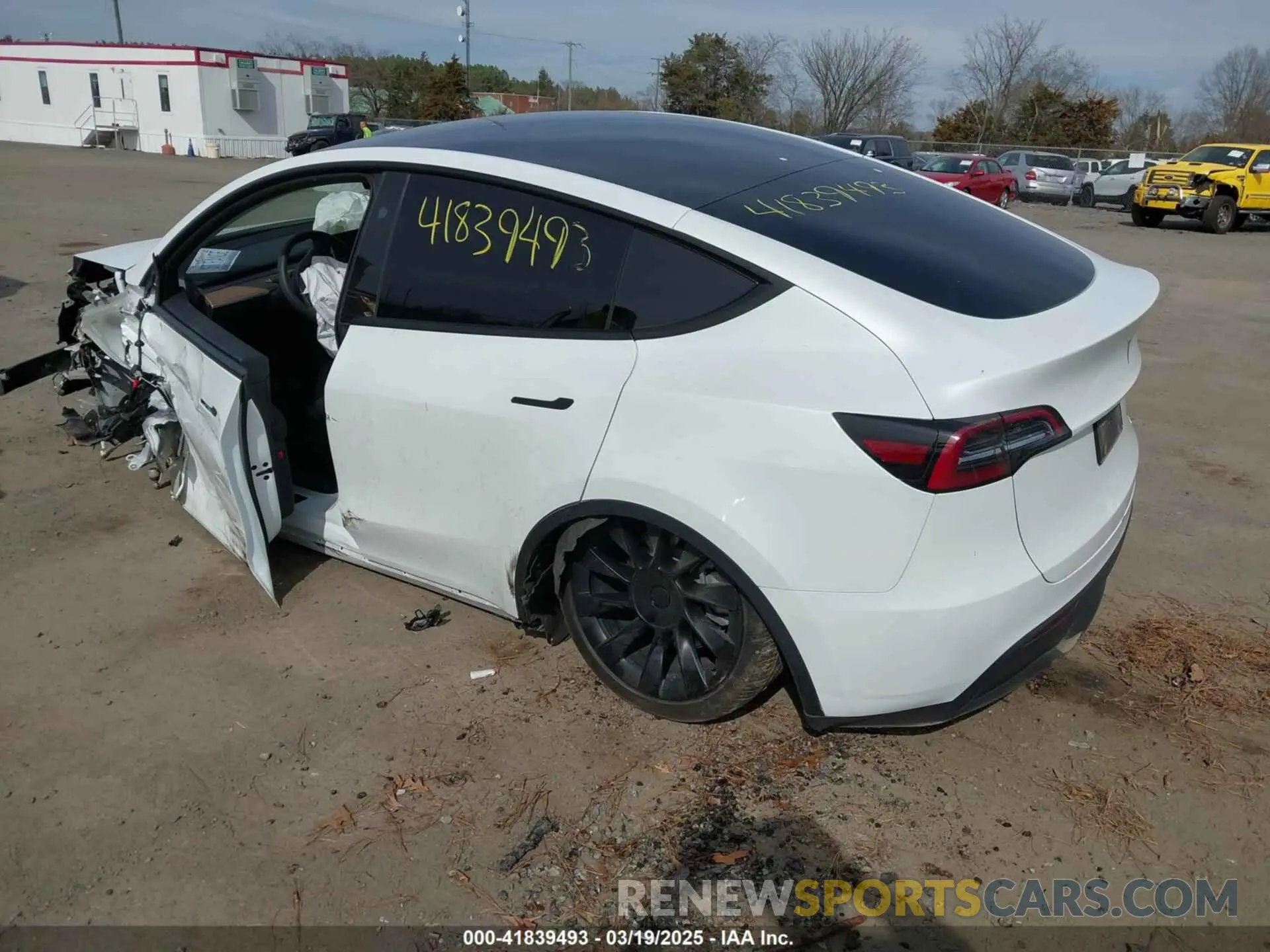 3 Photograph of a damaged car 7SAYGDEE3RA258490 TESLA MODEL Y 2024