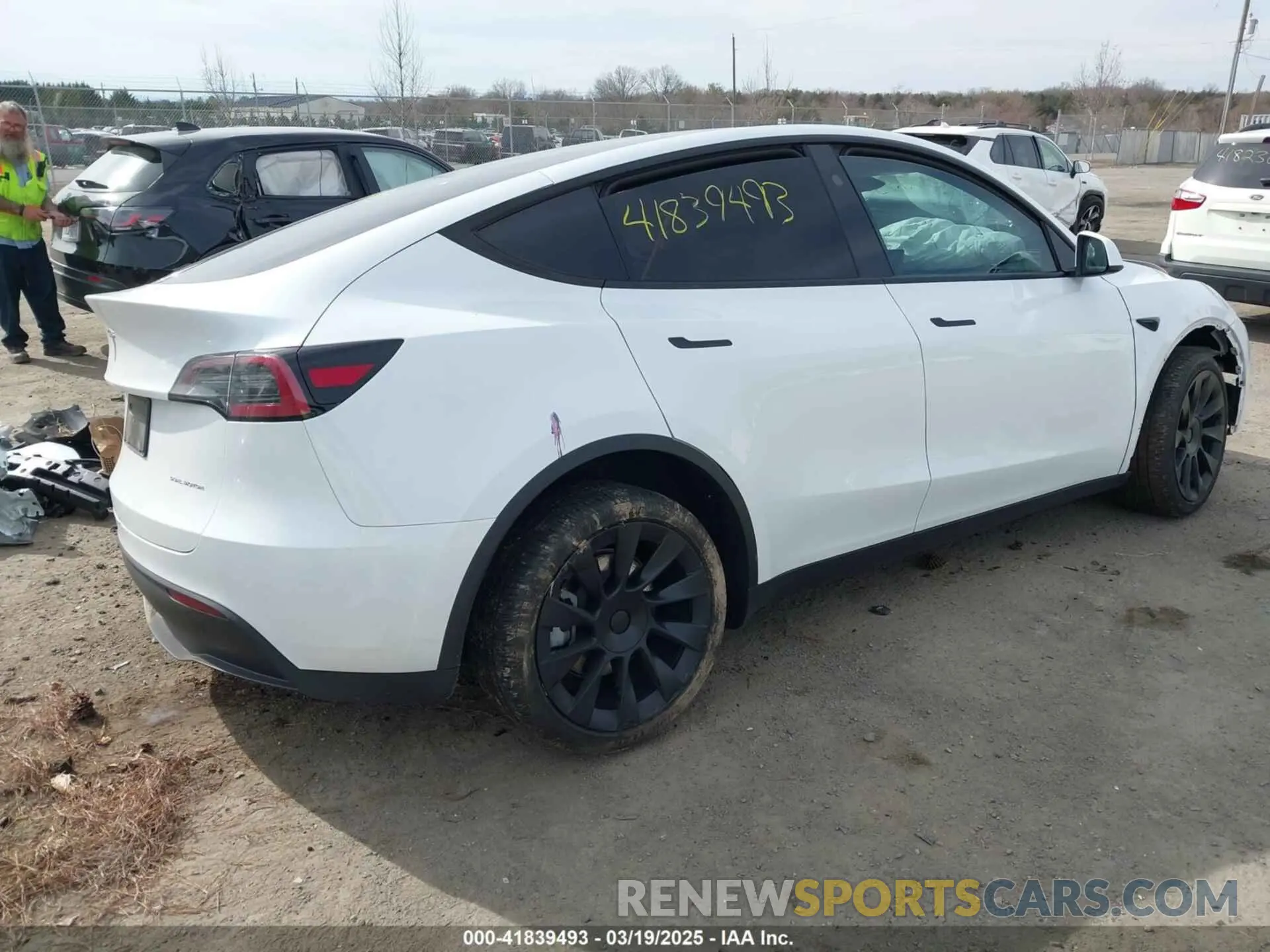 4 Photograph of a damaged car 7SAYGDEE3RA258490 TESLA MODEL Y 2024