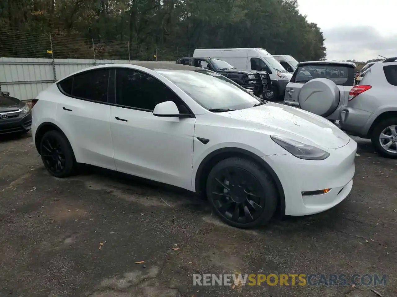 4 Photograph of a damaged car 7SAYGDEE3RA261440 TESLA MODEL Y 2024